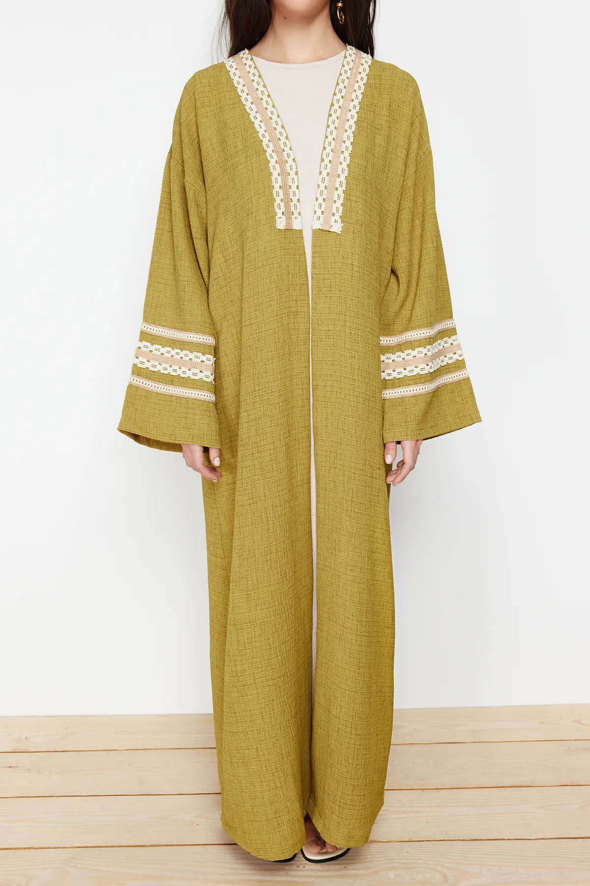 Trendyol Modest  Langer, gewebter Kimono, Kaftan und Abaya mit Ölgrün-Stickerei und detaillierten Details TCTSS24KF00006