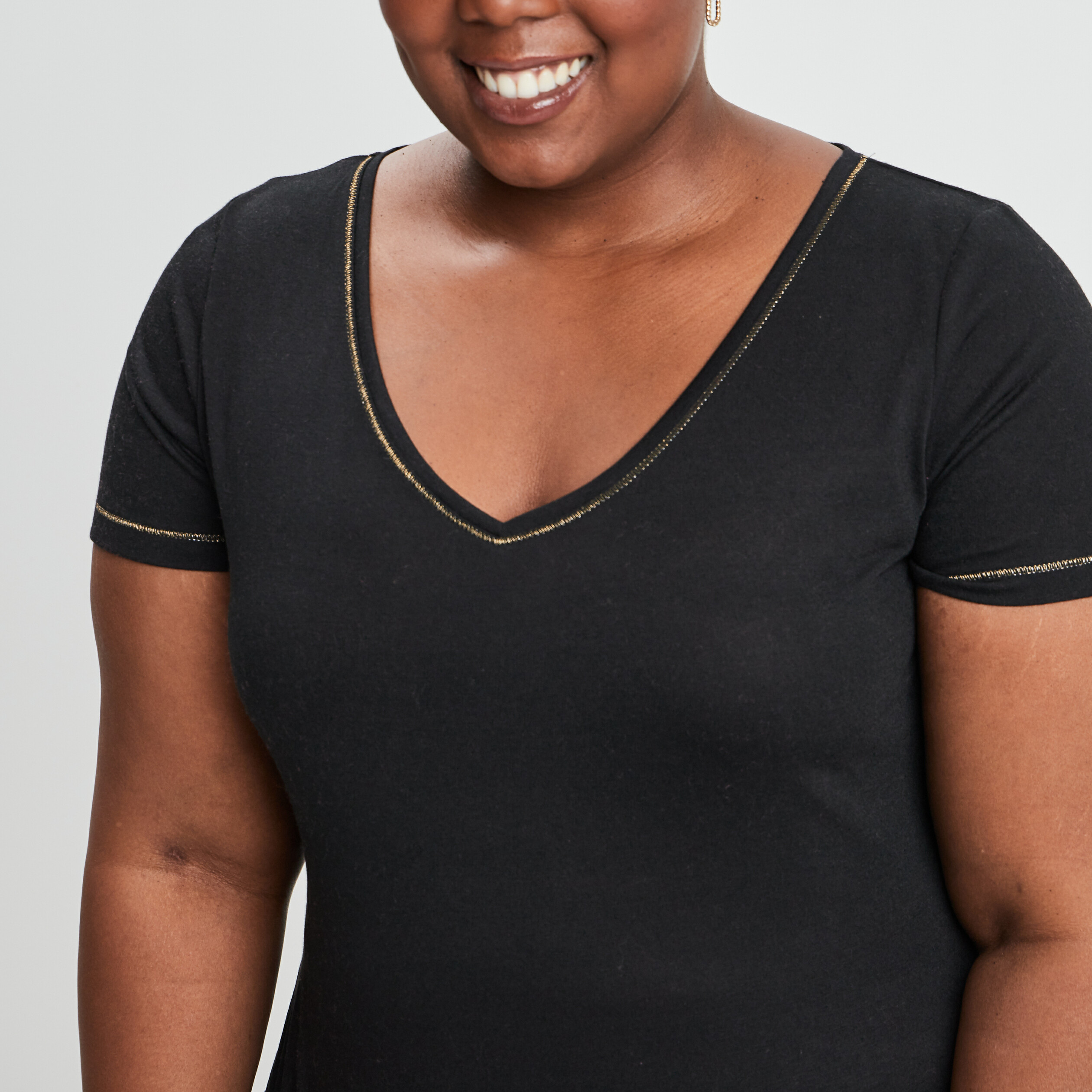T-shirt manches courtes col V noir femme grande taille | La Halle