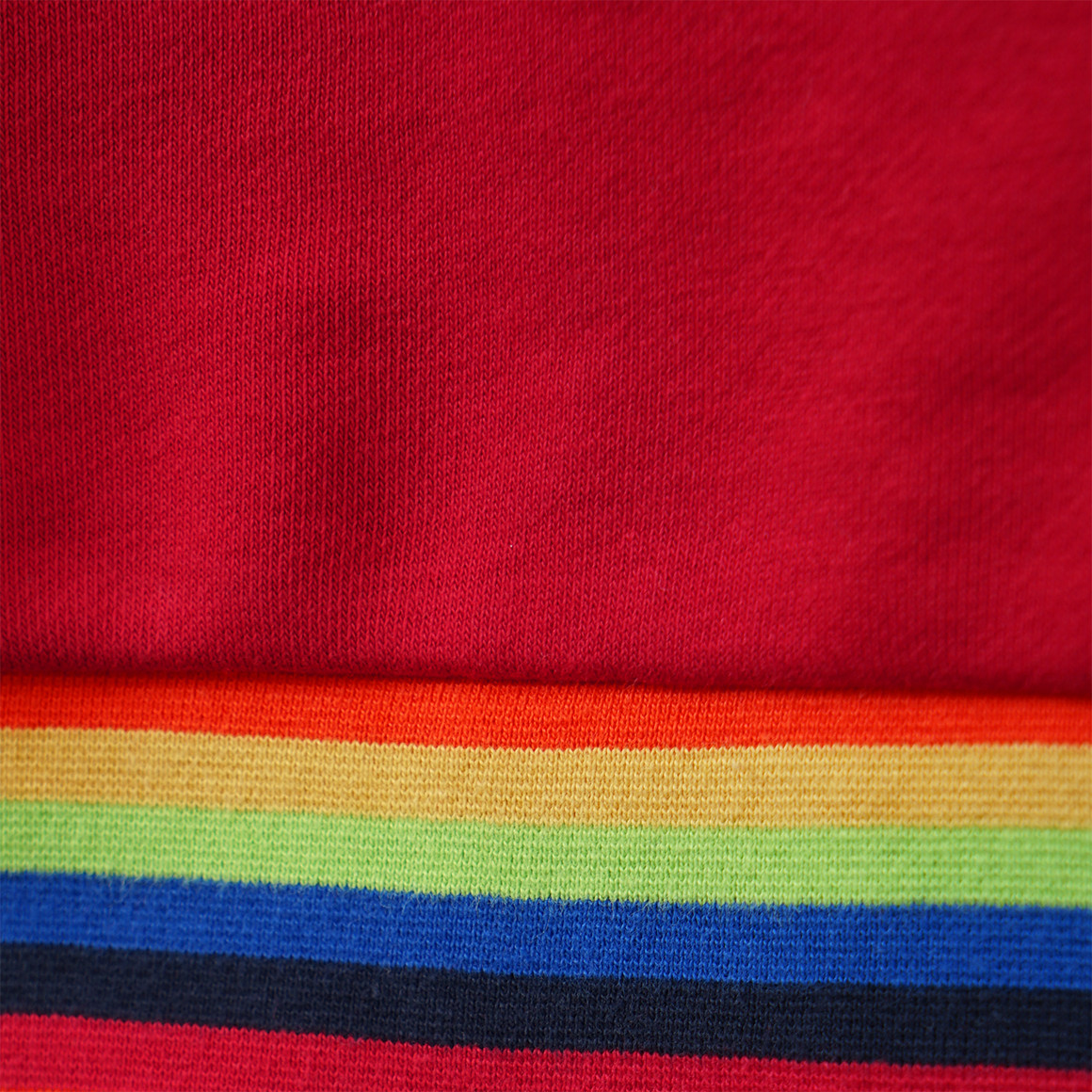 Baby Sweatshirt mit bunten Akzenten
