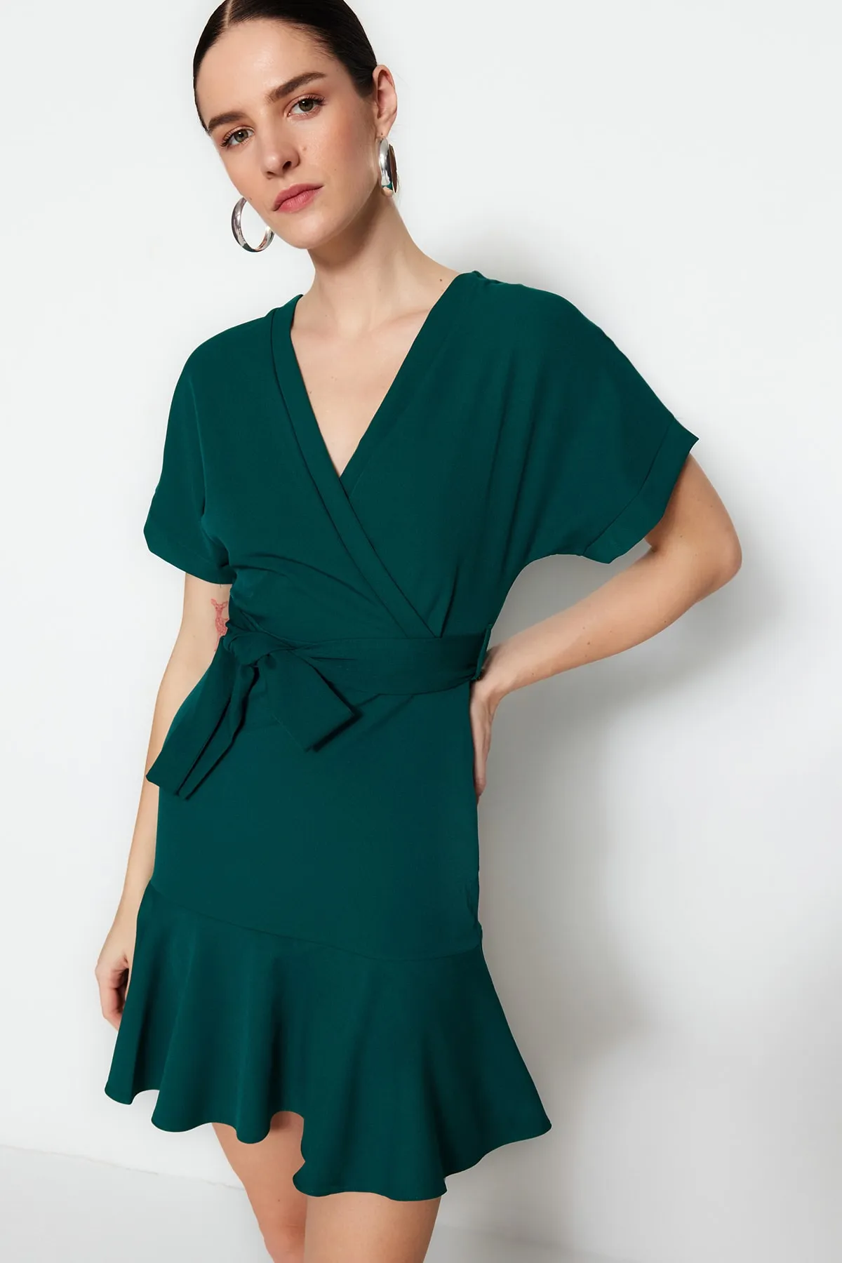 Trendyol Collection  Grünes Mini-Webkleid mit Gürtel und Rüschen, zweireihigem Kragen TWOSS20EL0944