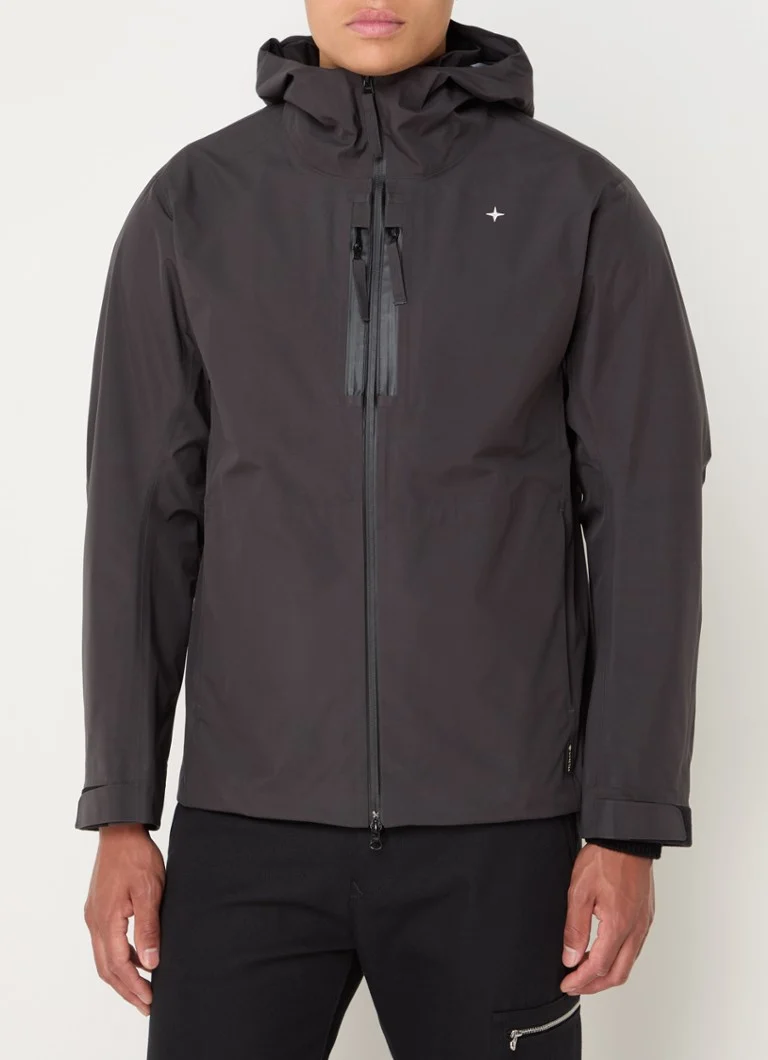 Αντιανεμικό Stone Island 413G1 με κουκούλα και κέντημα λογότυπου