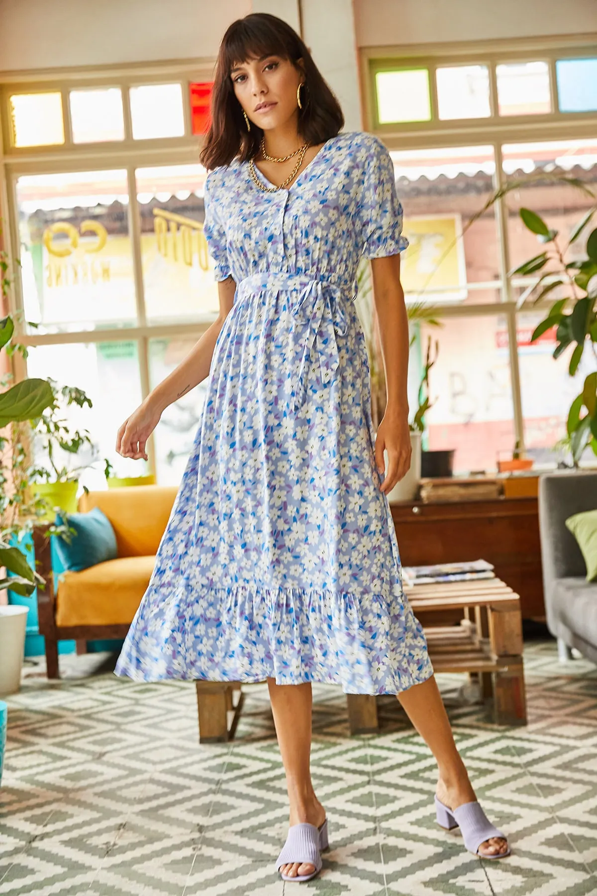 Olalook  Indigofarbenes Damenkleid aus gewebter Viskose mit Knöpfen und Gürtelärmeln ELB-19001524