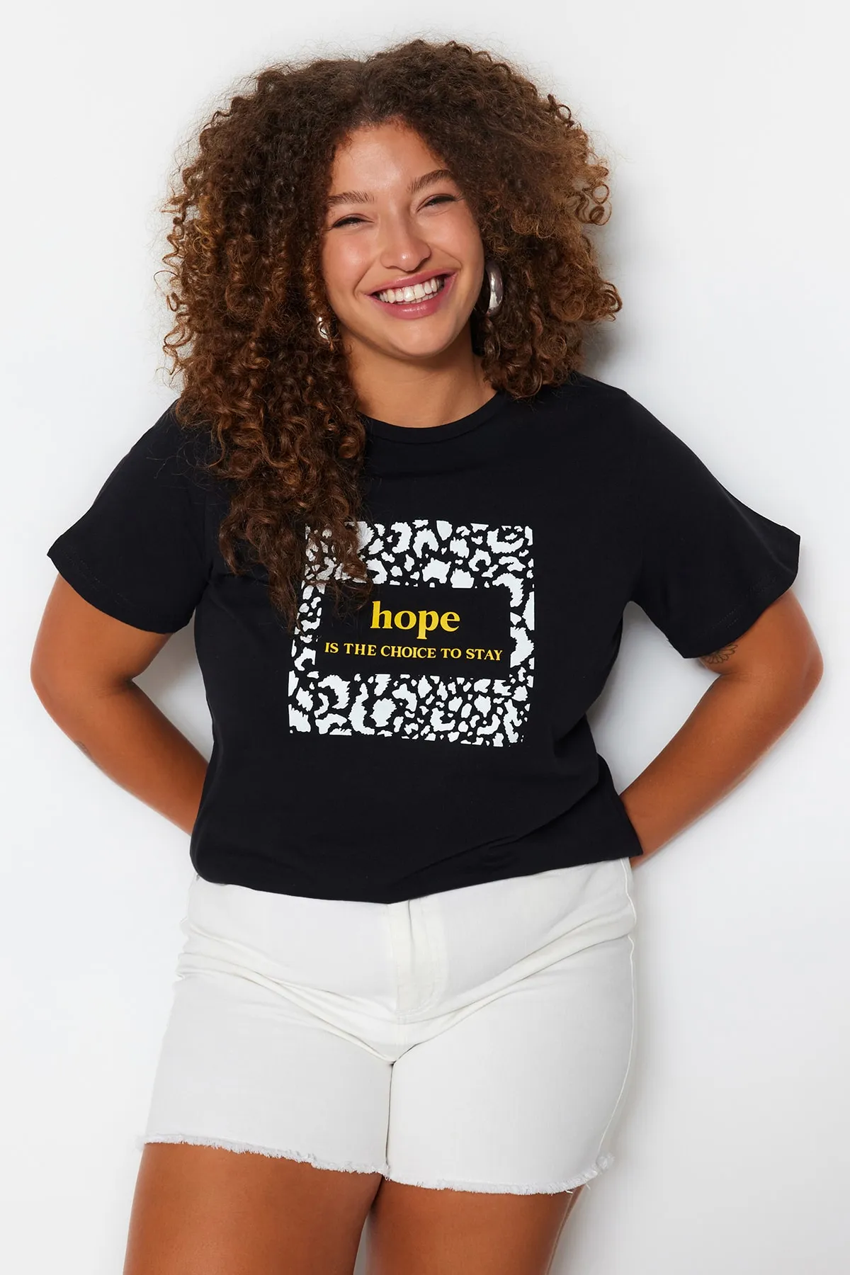 Trendyol Curve  Schwarzes bedrucktes Strick-T-Shirt mit Rundhalsausschnitt TBBSS23BF00025