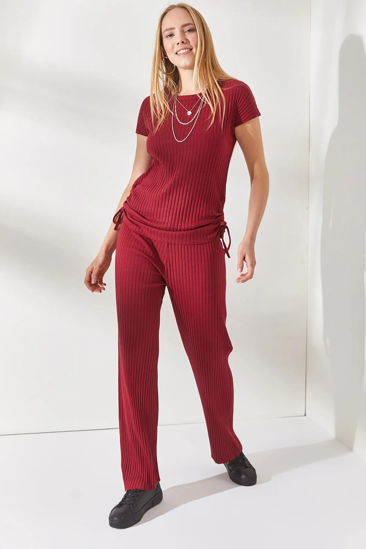Olalook  Burgunderrotes Set mit seitlich geraffter Bluse und Palazzo-Hose für Damen TKM-19000196