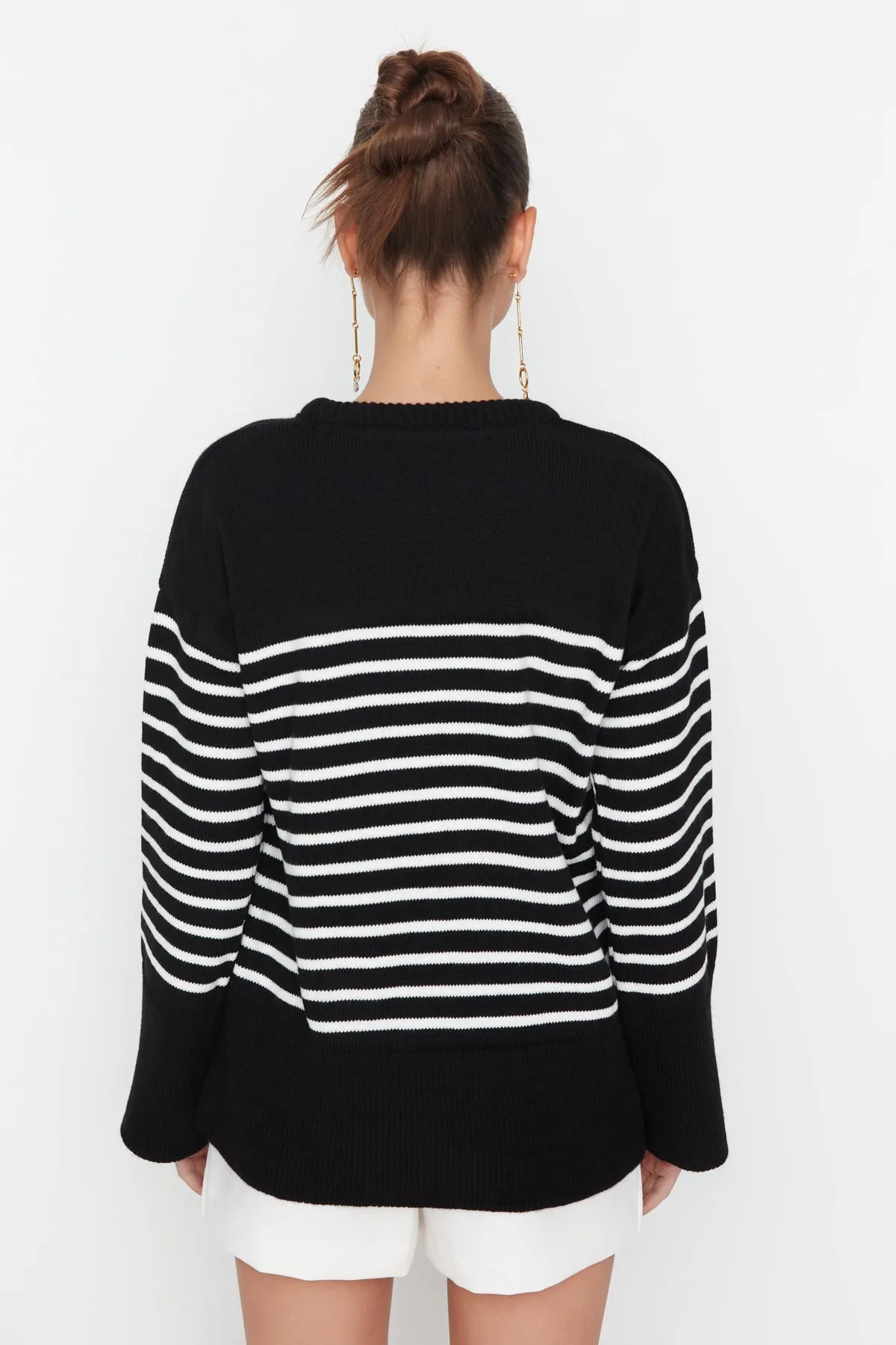 Trendyol Collection  Schwarzer, übergroßer, gestreifter Strickpullover TWOAW23KZ01031