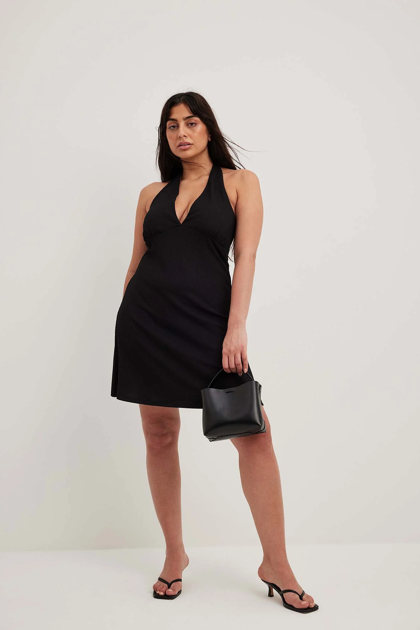 Strukturiertes Kleid mit scharfem Schnitt