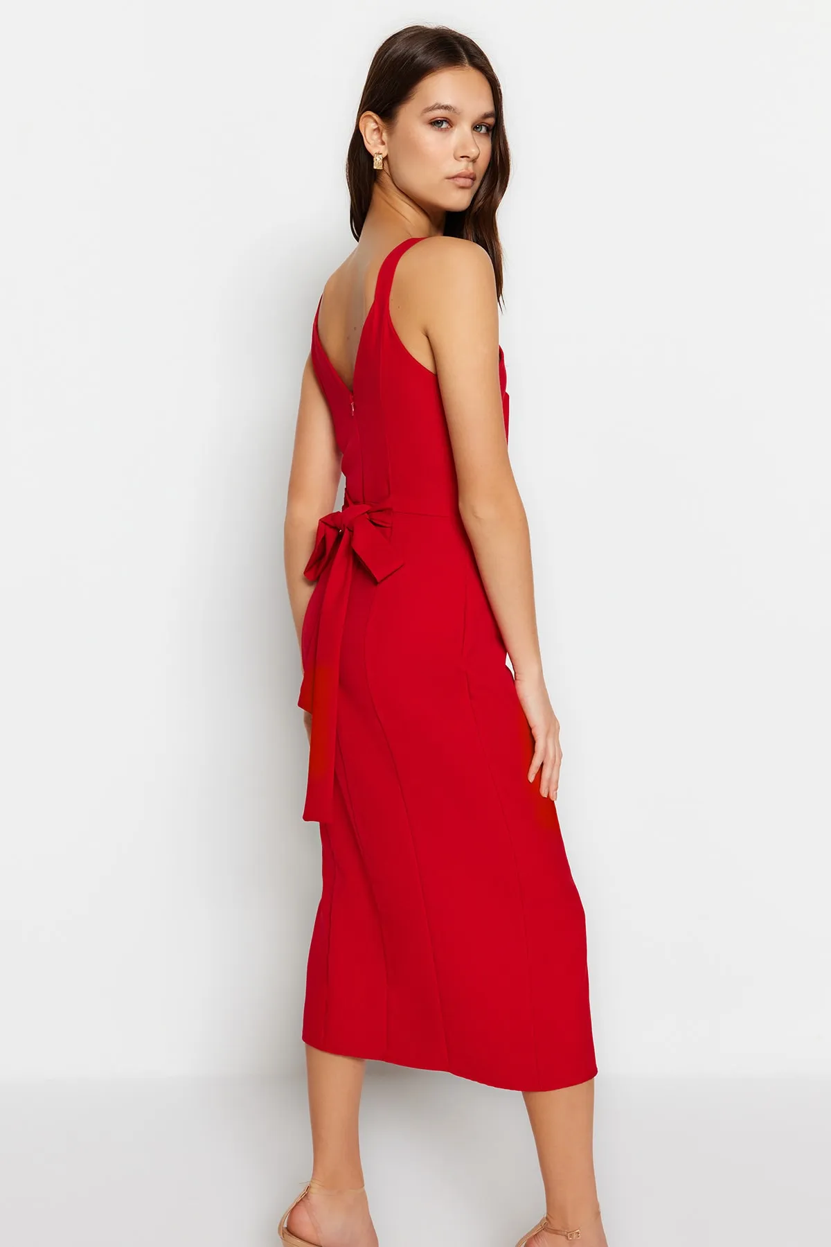 Trendyol Collection  Rotes, eng anliegendes, figurbetontes Midi-Webkleid mit Schlitz und Gürtel TWOSS23EL02262