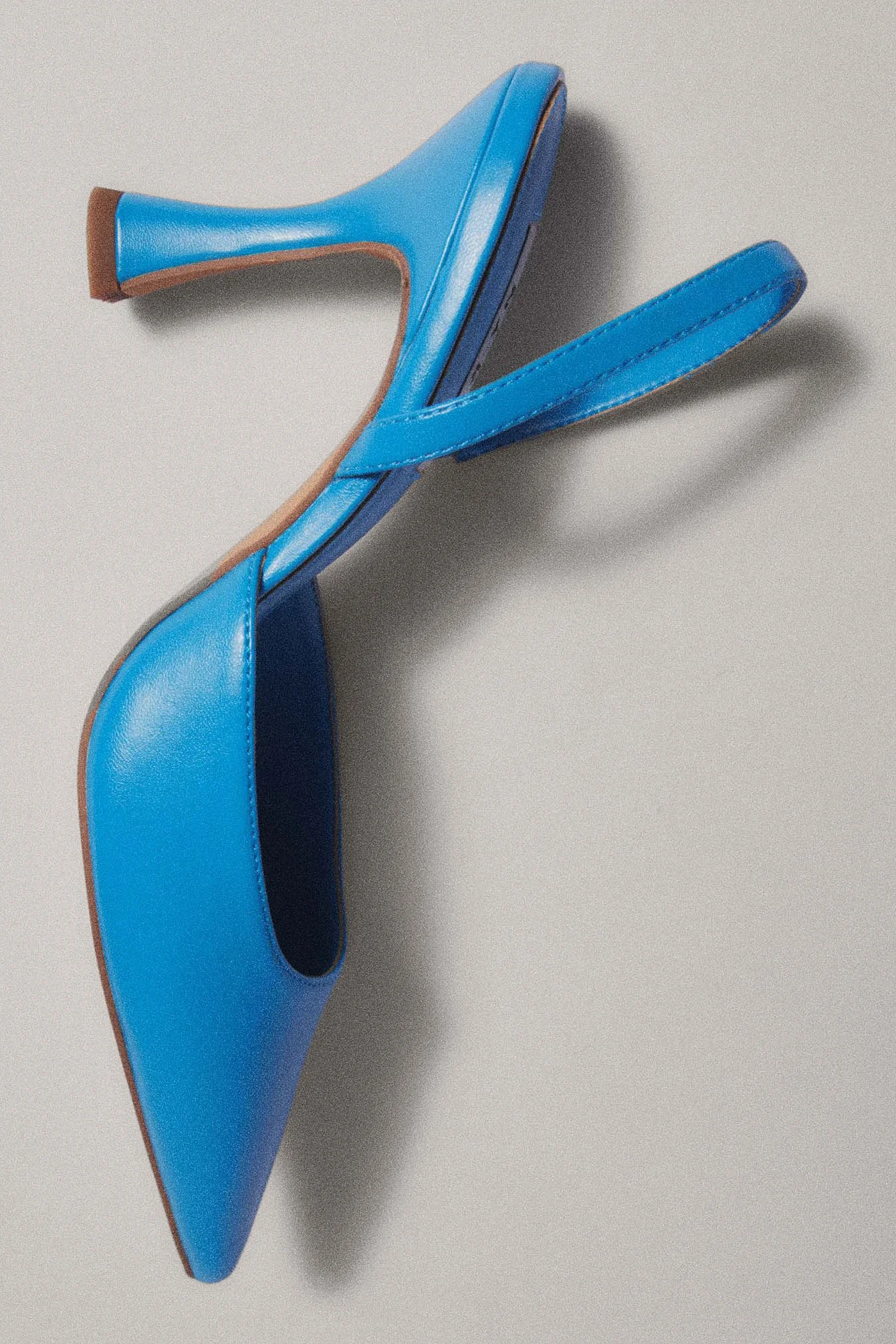 Schmale Sling-Pumps mit Sanduhrform