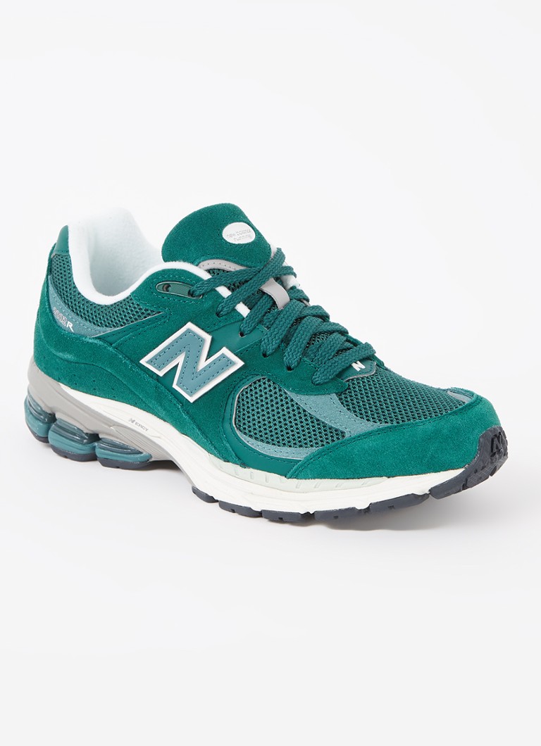 Teniși New Balance 2002R cu detalii din piele întoarsă și plasă.