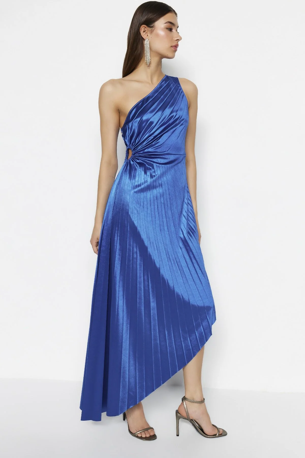 Trendyol Collection  Saks Asymmetrisches, gestricktes, plissiertes, elegantes Abendkleid aus Satin TPRSS23EL00557
