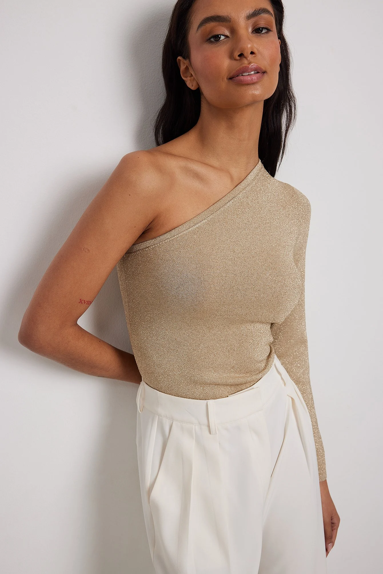 One-Shoulder-Top aus Glitzerstrick