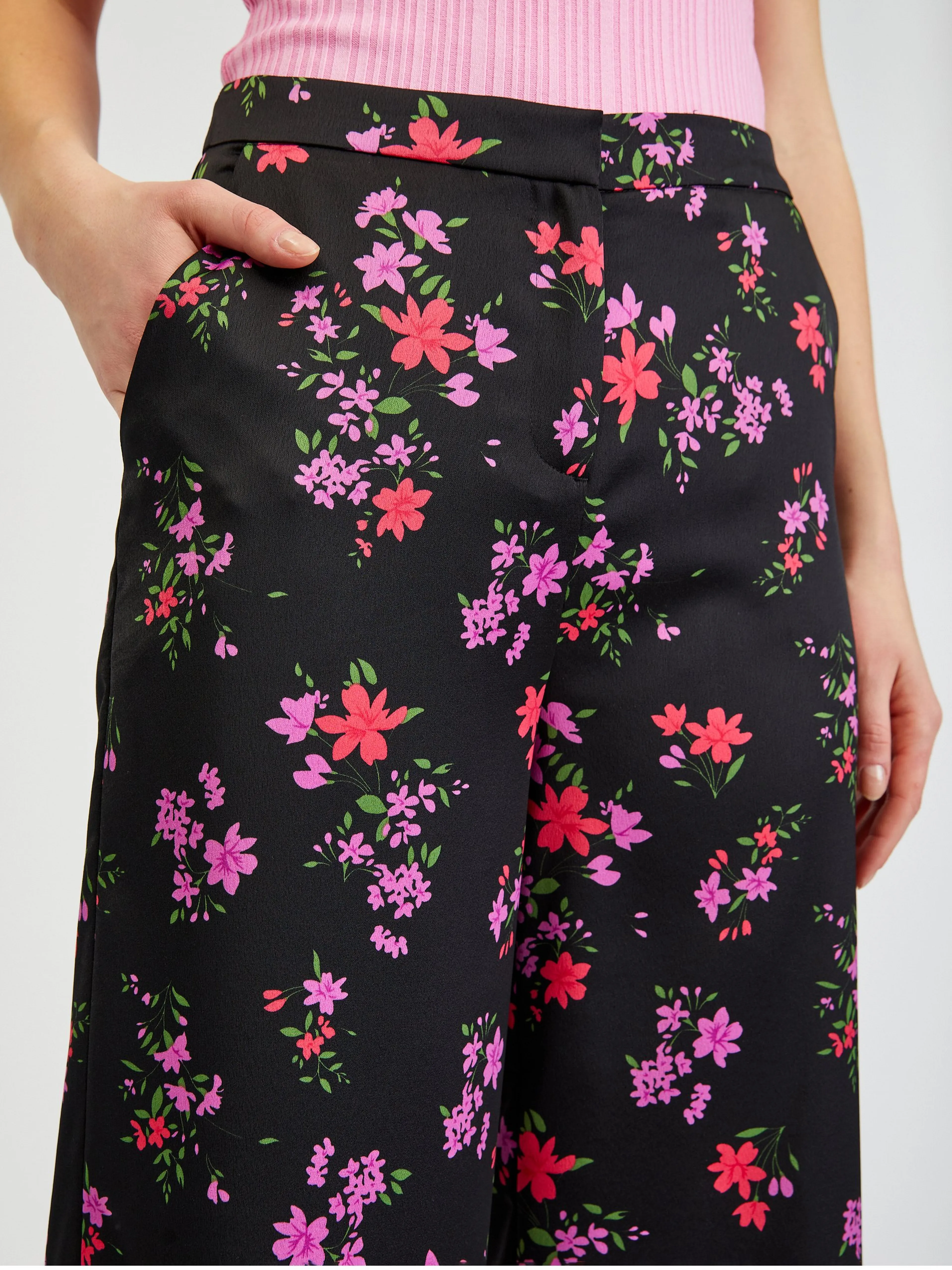 Schwarze Damenhose mit weitem Bein und Blumenmuster ORSAY
