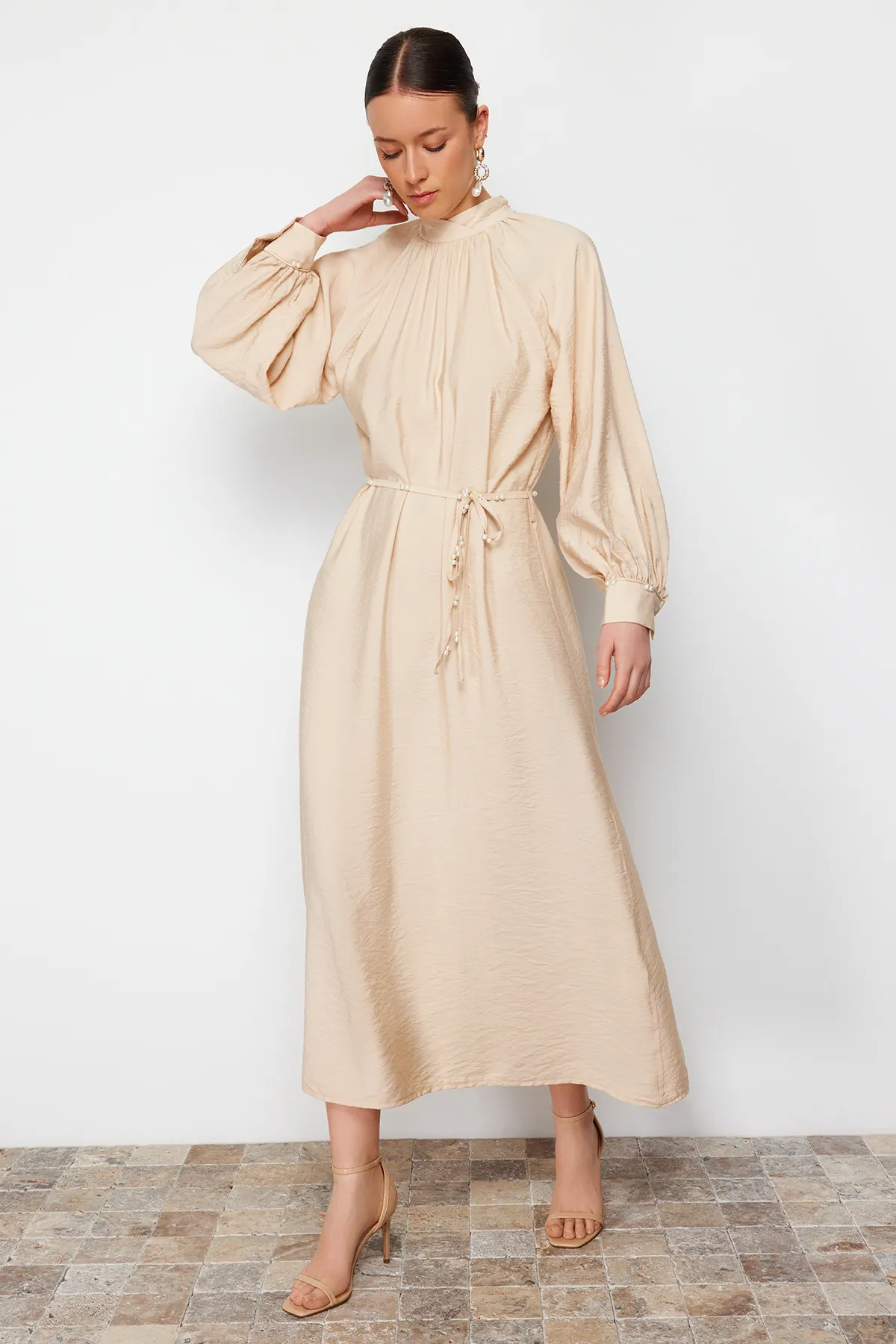 Trendyol Modest  Puderfarbenes, gewebtes Kleid mit Stehkragen und Perlengürtel TCTSS24EB00125