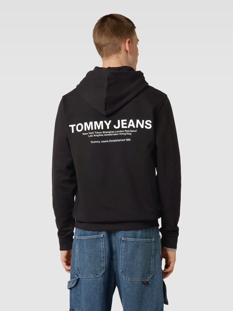 Hoodie mit Känguru-Tasche in schwarz