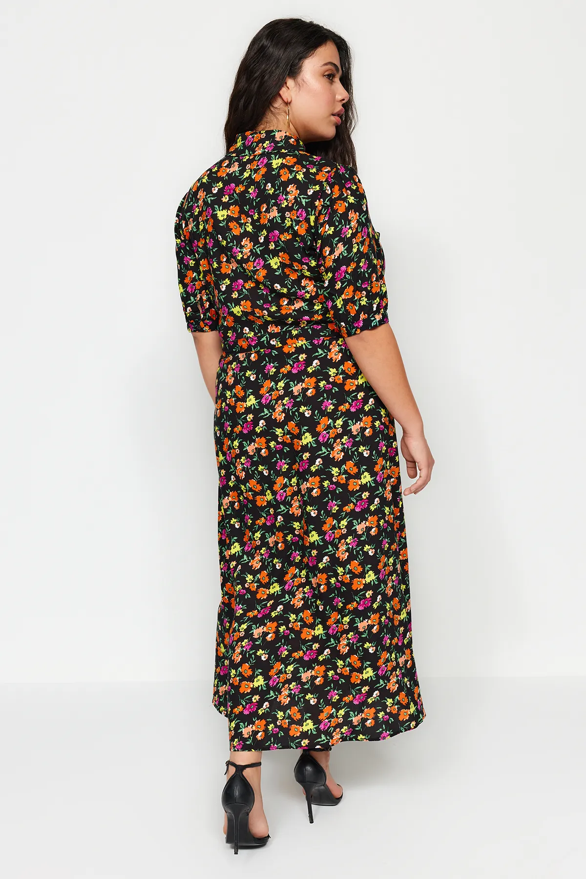 Trendyol Curve  Schwarzes gewebtes Hemdblusenkleid mit Blumengürtel TBBSS22EL1607
