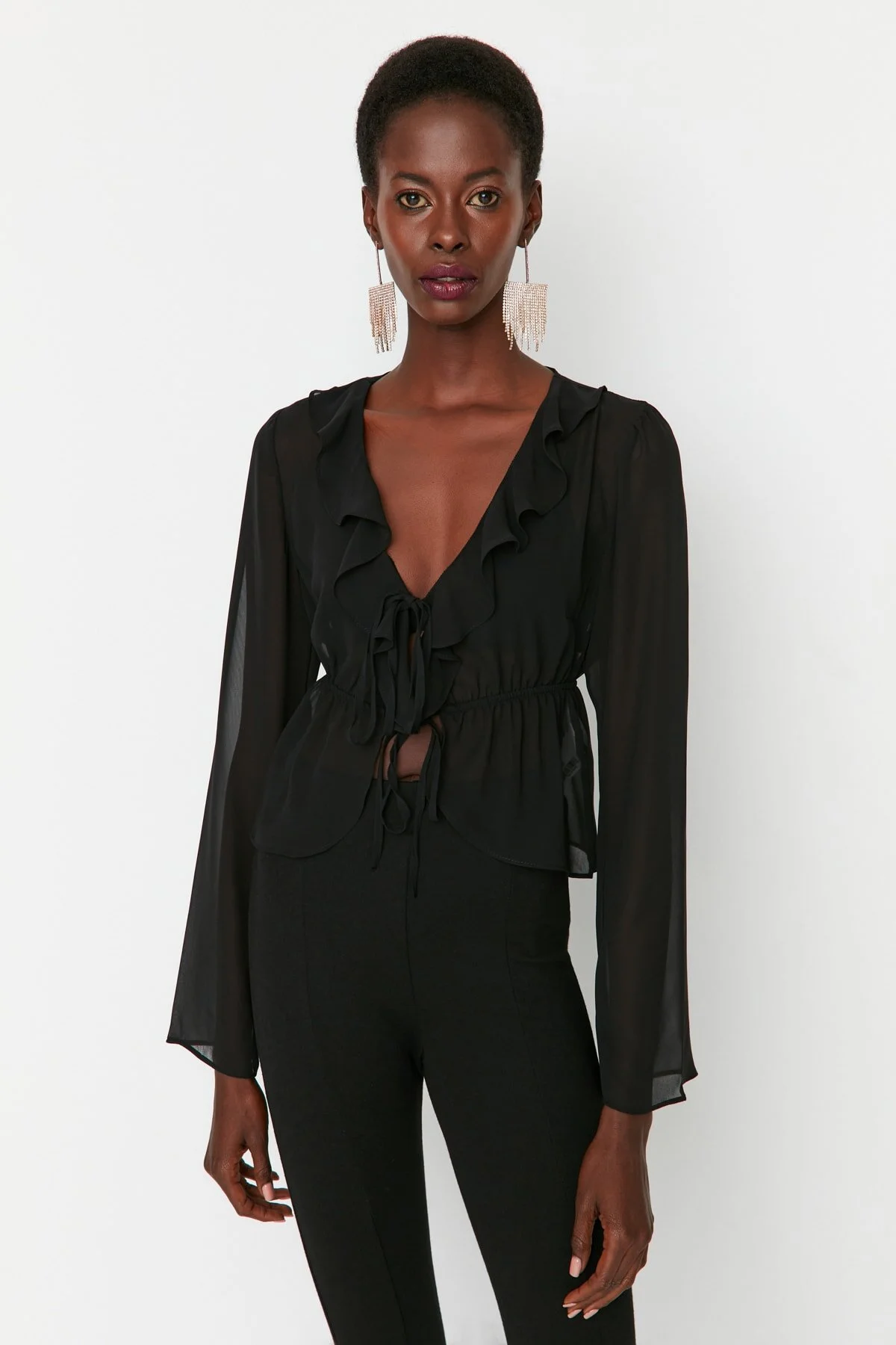 Trendyol Collection  Schwarze, gebundene, ungefütterte Chiffonbluse TPRAW23BZ00070