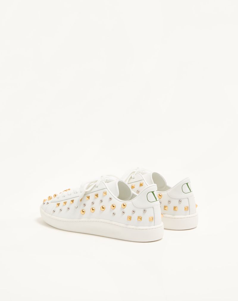 Royco sneaker van nappa kalfsleer met studs.