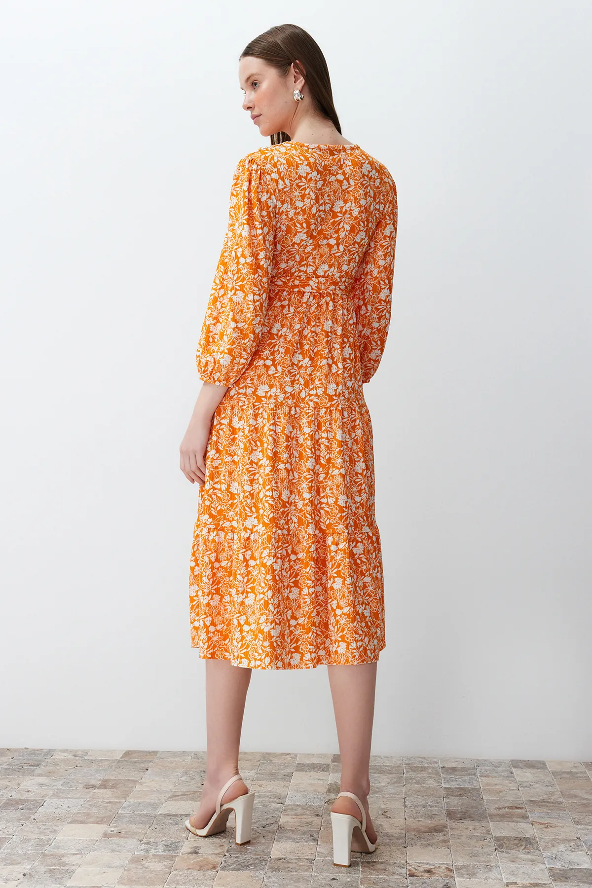 Trendyol Collection  Orangefarbener Gürtel mit Punkten, detaillierter zweireihiger Skater-/Gürtelöffnung TWOSS24EL00185