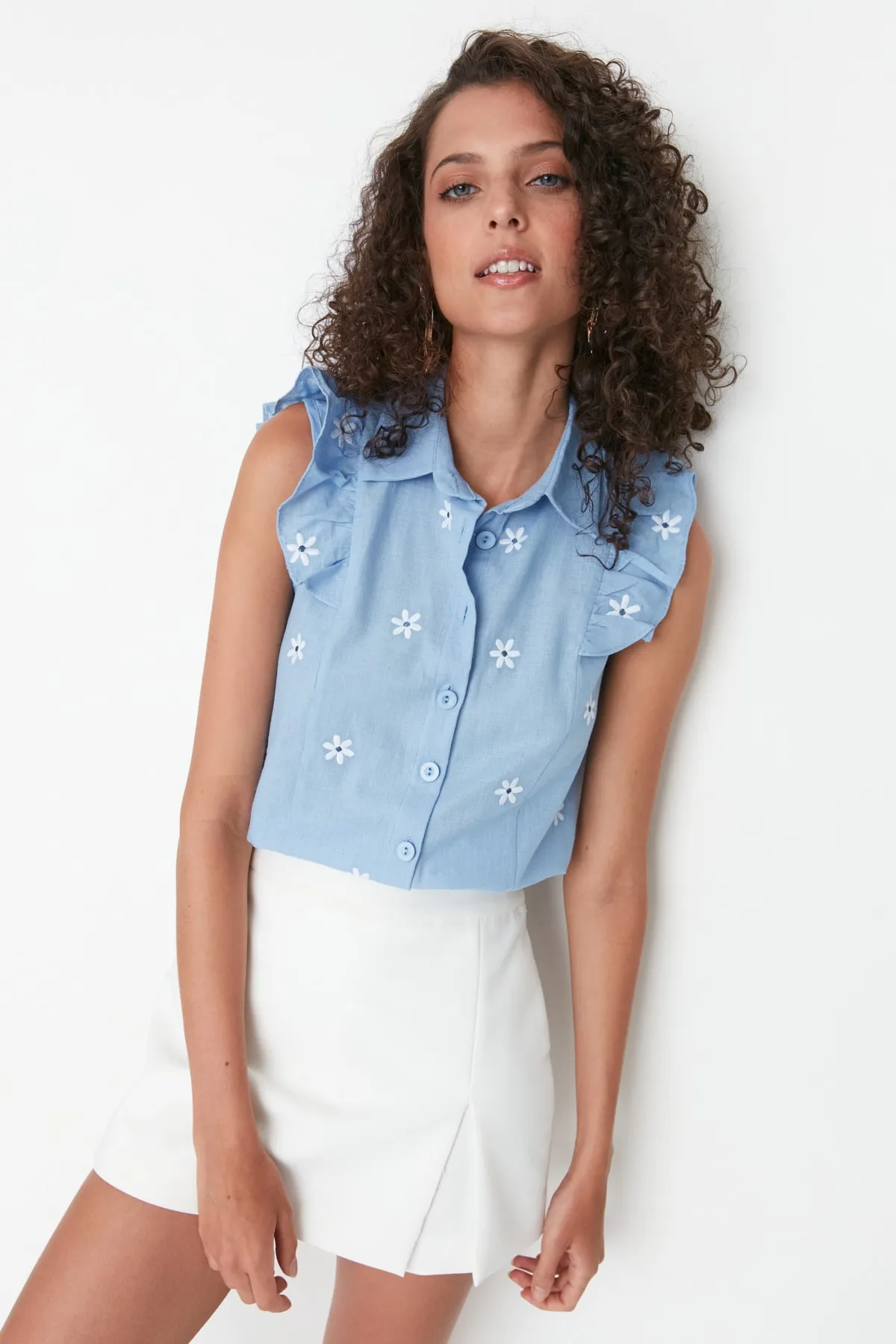 Trendyol Collection  Blaues, gewebtes Hemd mit Blumenstickerei und Rüschen, TWOSS22GO0240