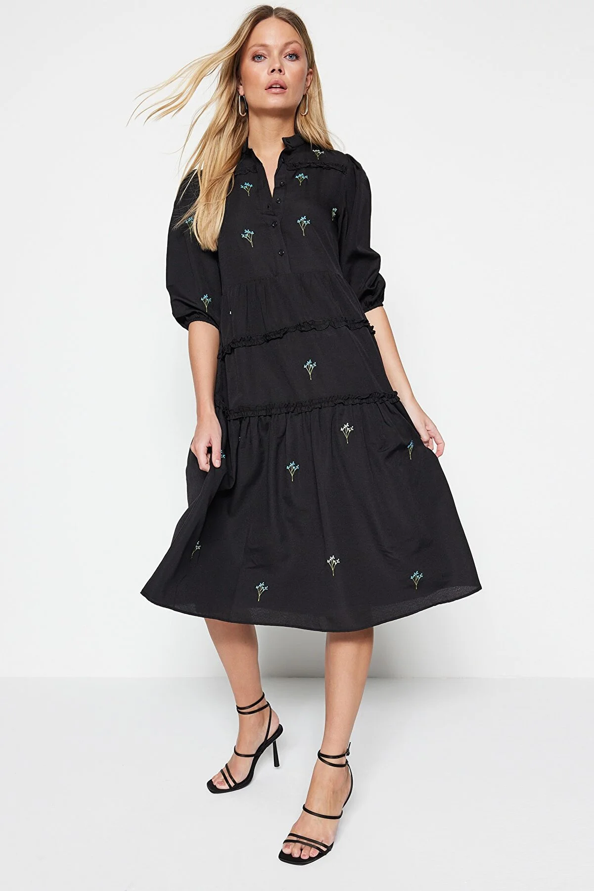 Trendyol Collection  Schwarzes, gerade geschnittenes, besticktes Midi-Webkleid TWOAW22EL0882