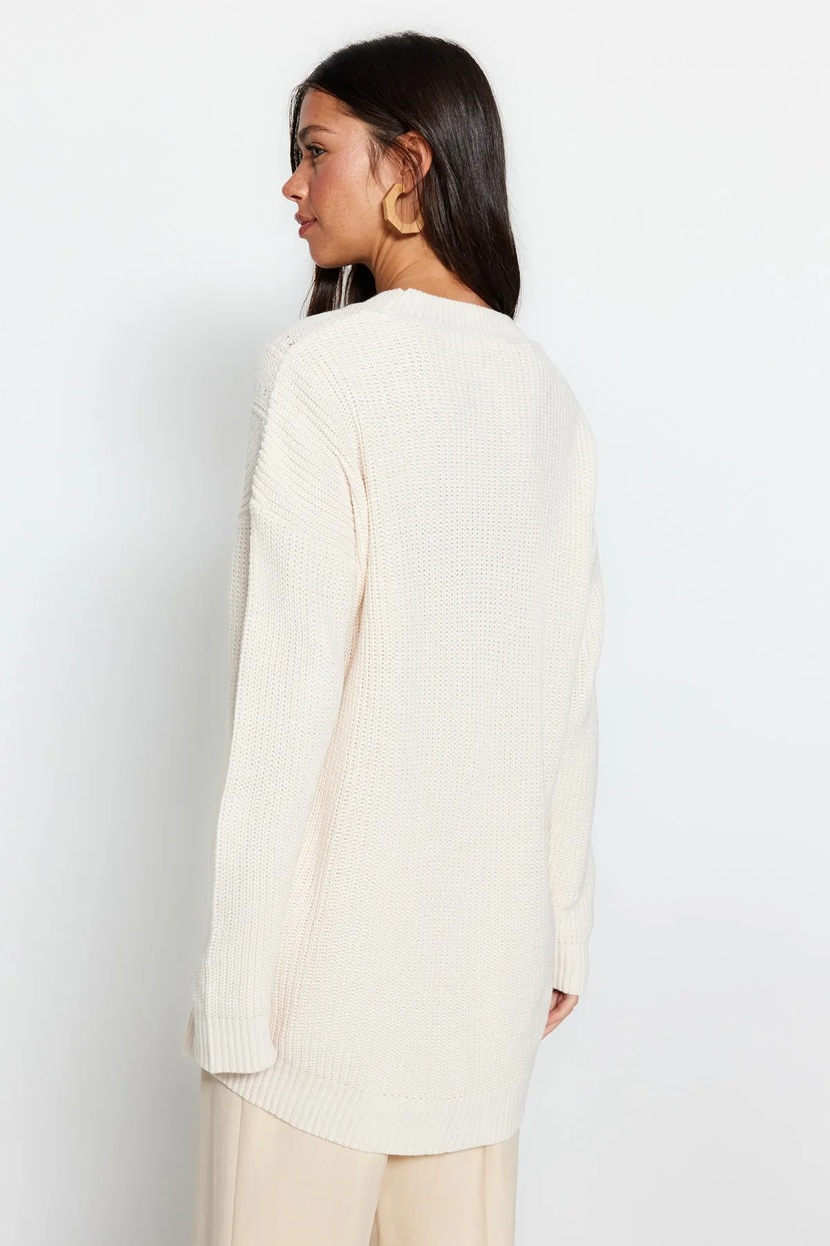 Trendyol Modest  Steiniger Strickpullover mit Rundhalsausschnitt TCTAW24AK00023