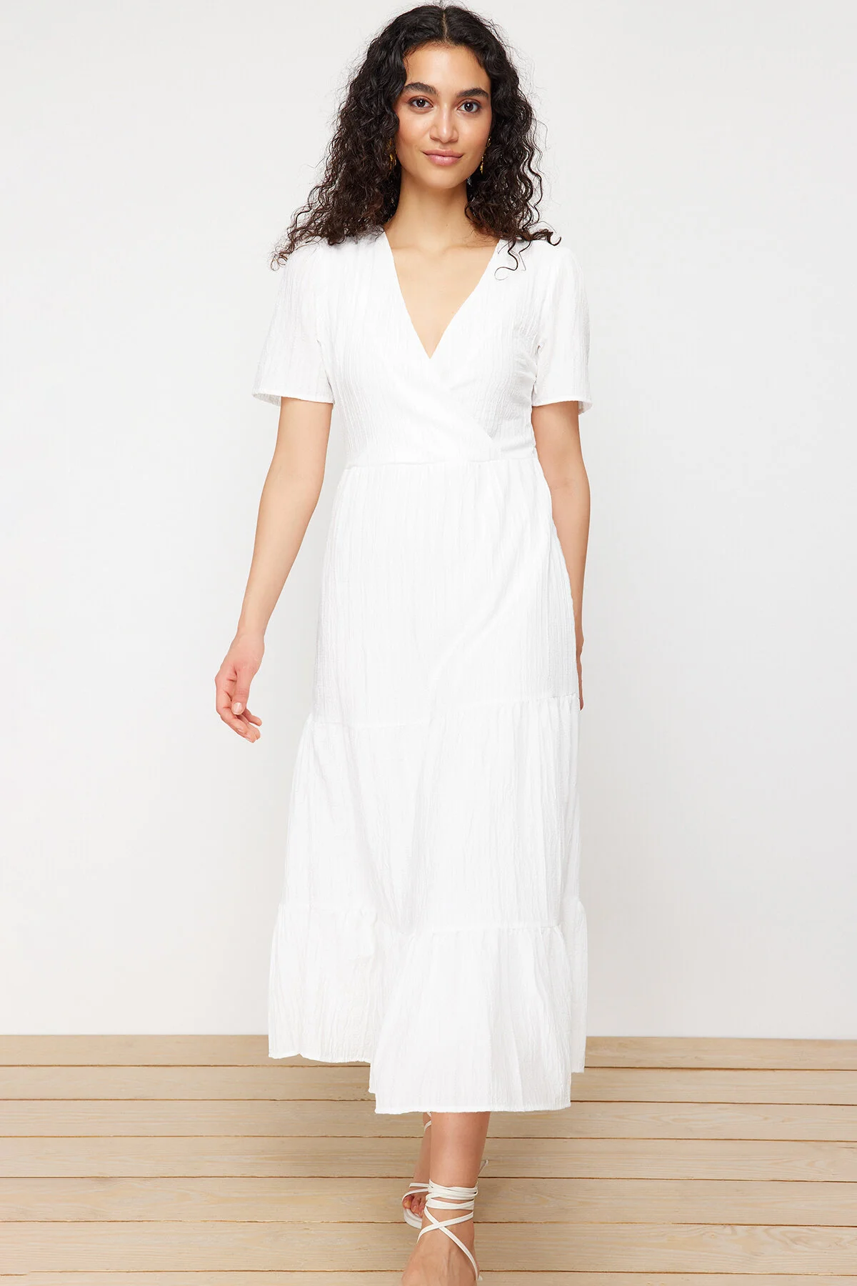 Trendyol Collection  Ecrufarbenes Maxi-Gewebekleid mit Rock und Taillenöffnung, zweireihigem Kragen und Futter TWOSS24EL00693