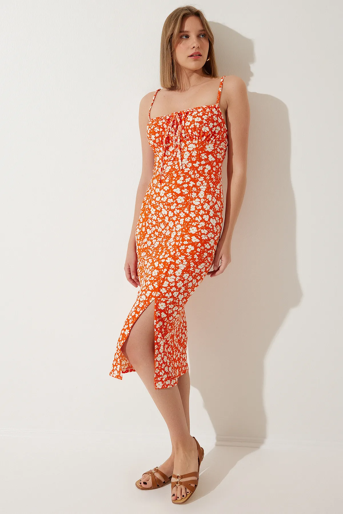 Happiness İstanbul  Orangefarbenes Sommerstrickkleid mit Blumenschlitz für Damen CI00029