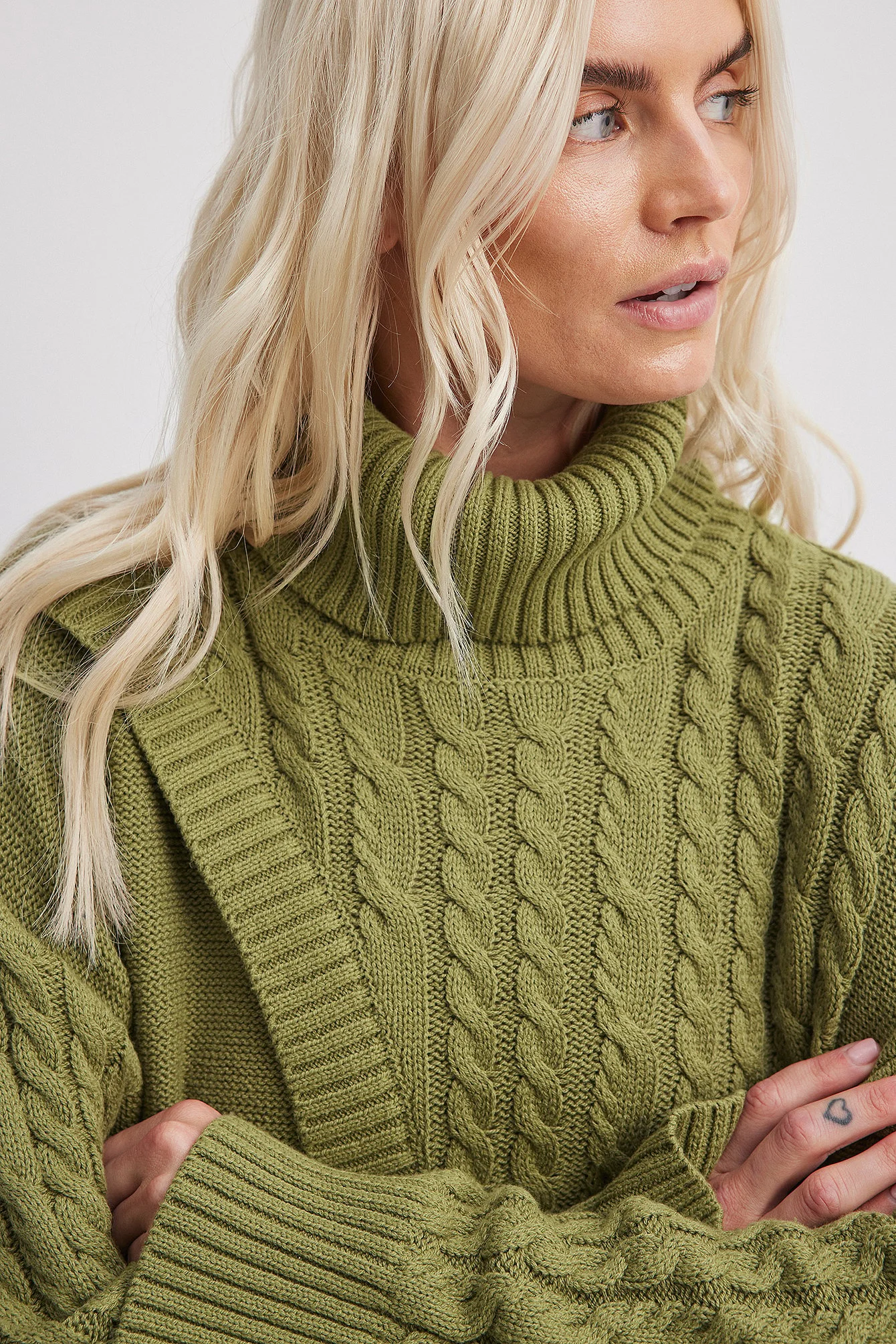 Asymmetrischer Strickpullover mit Zopfmuster