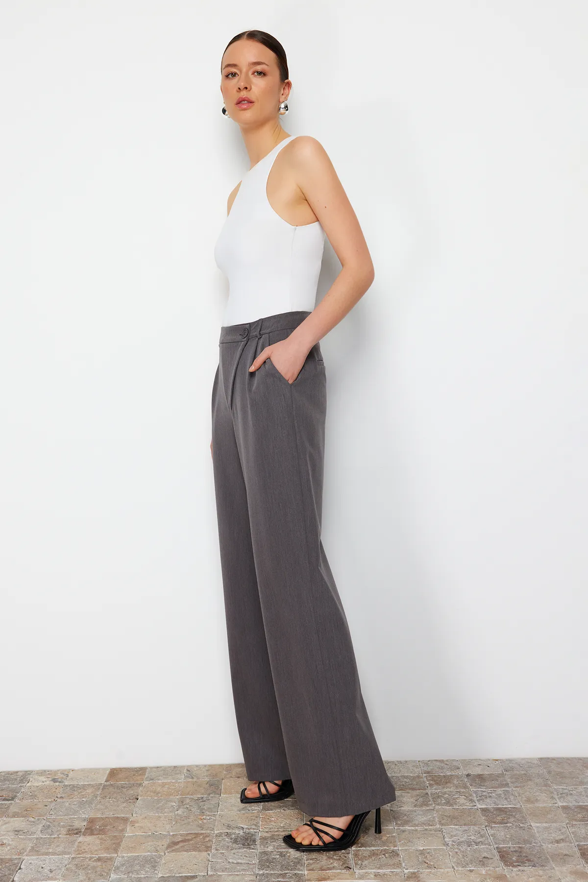Trendyol Collection  Graue Webhose mit weitem Bein und Kreuzverschluss TWOSS24PL00112