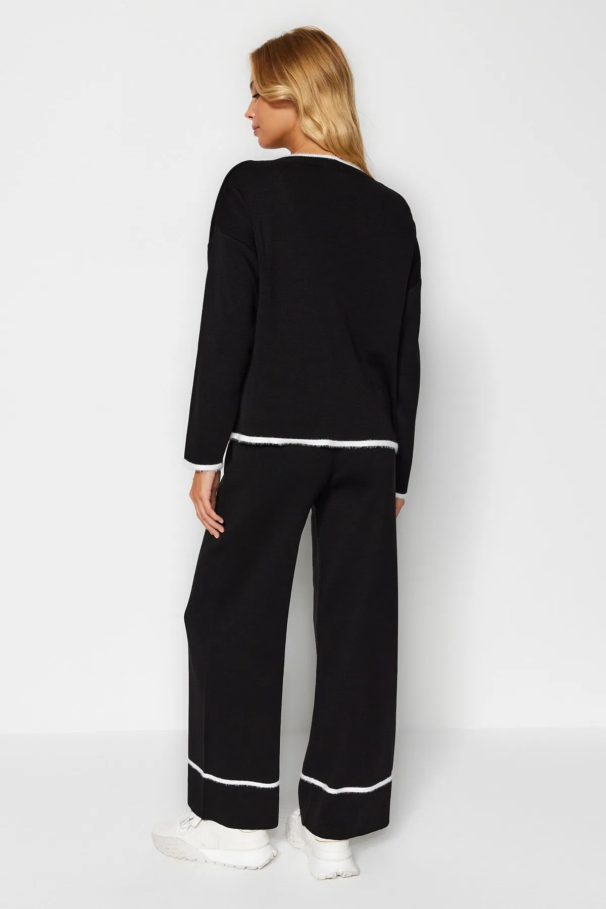 Trendyol Collection  Schwarzes, extraweites Set aus Oberteil und Unterteil aus Strick mit Pelzbesatz TWOAW24AU00099