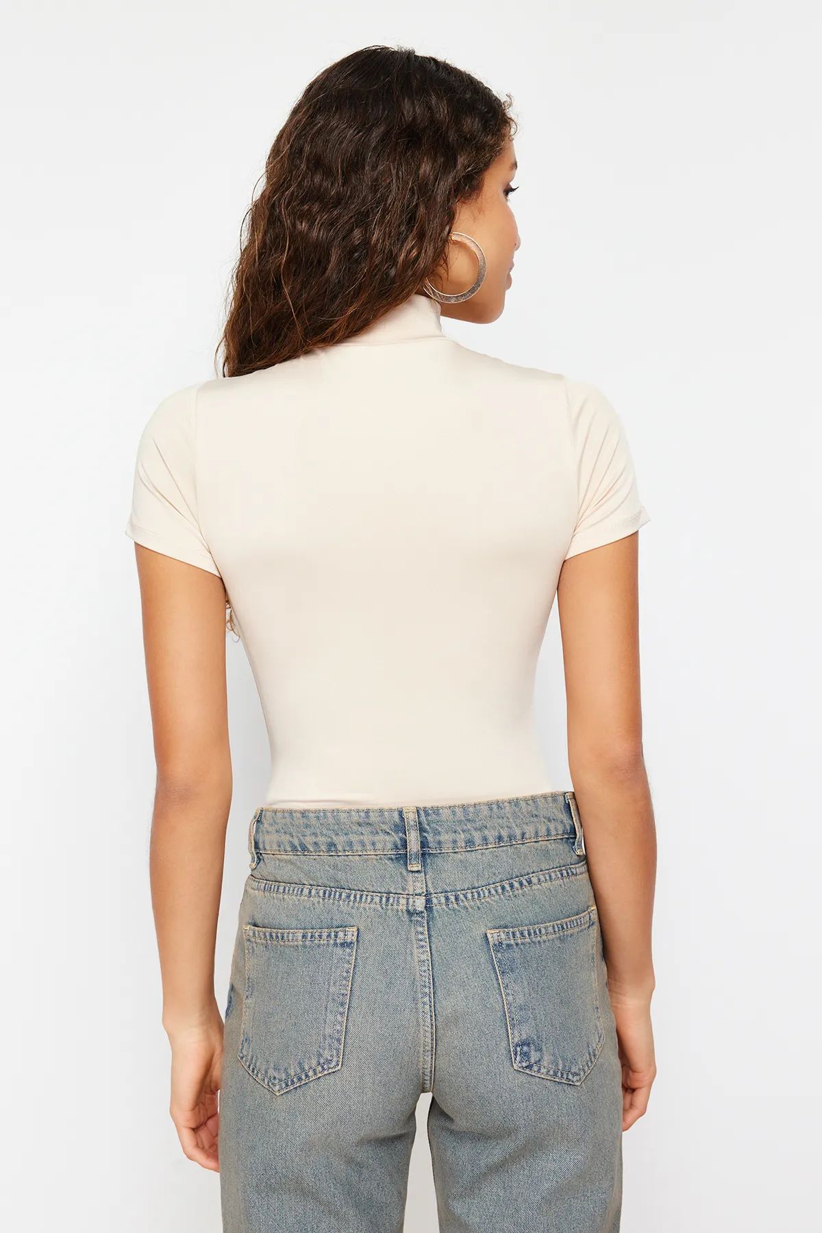 Trendyol Collection  Steinfarbener Strickbody mit Stehkragen und Reißverschluss, kurzärmlig, flexiblem Druckknopf, TWOAW21BD0009