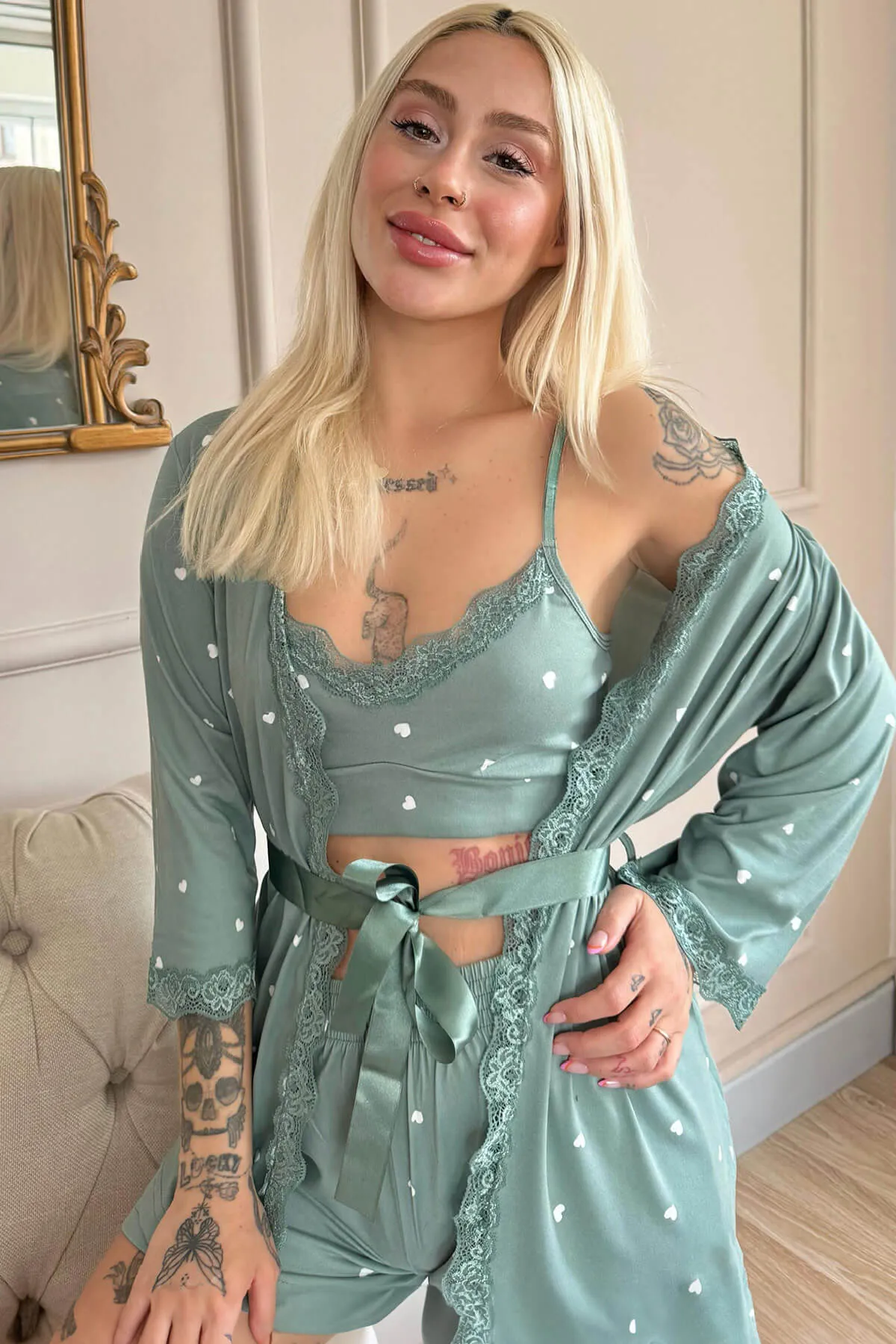 Pijamaevi  Grünes, herzgemustertes Bambus-Pyjama-Set mit Bademantel und Shorts