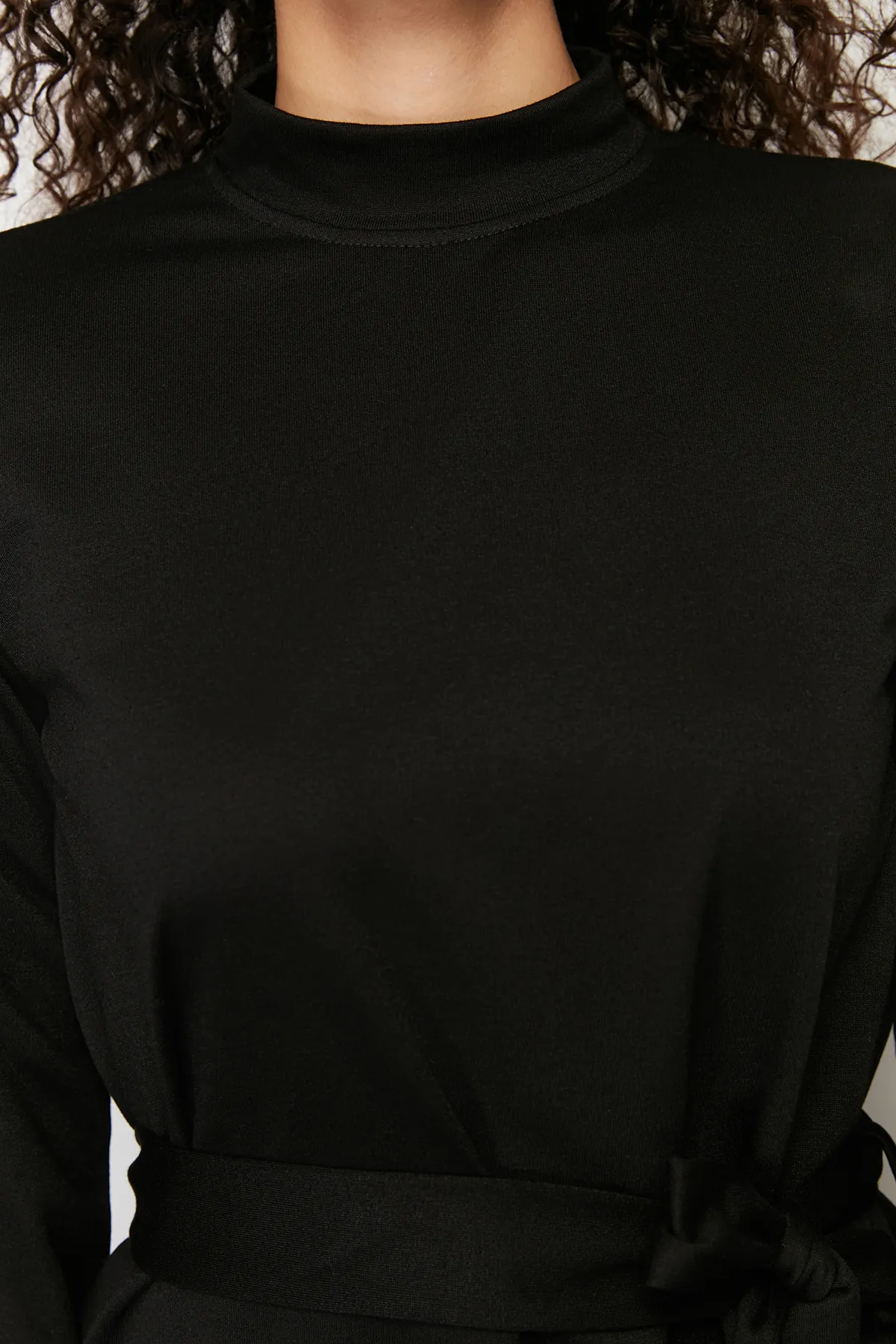 Trendyol Modest  Schwarzes Strickkleid mit Stehkragen und geradem Gürtel TCTSS24EB00122