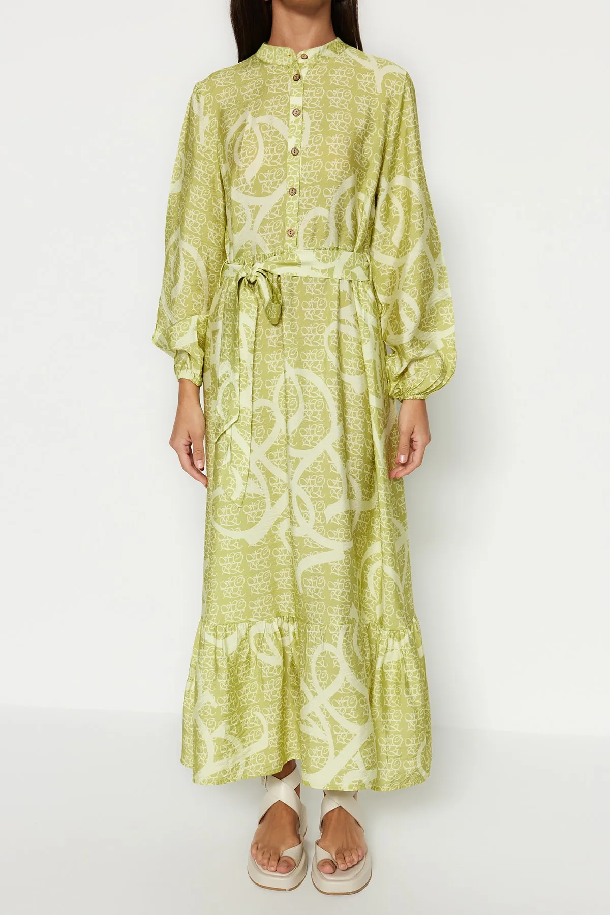Trendyol Modest  Ölgrünes Kleid mit Gürtel, halber Knopfleiste, Rockspitze, Volant, gewebtem Muster TCTSS23EB00366