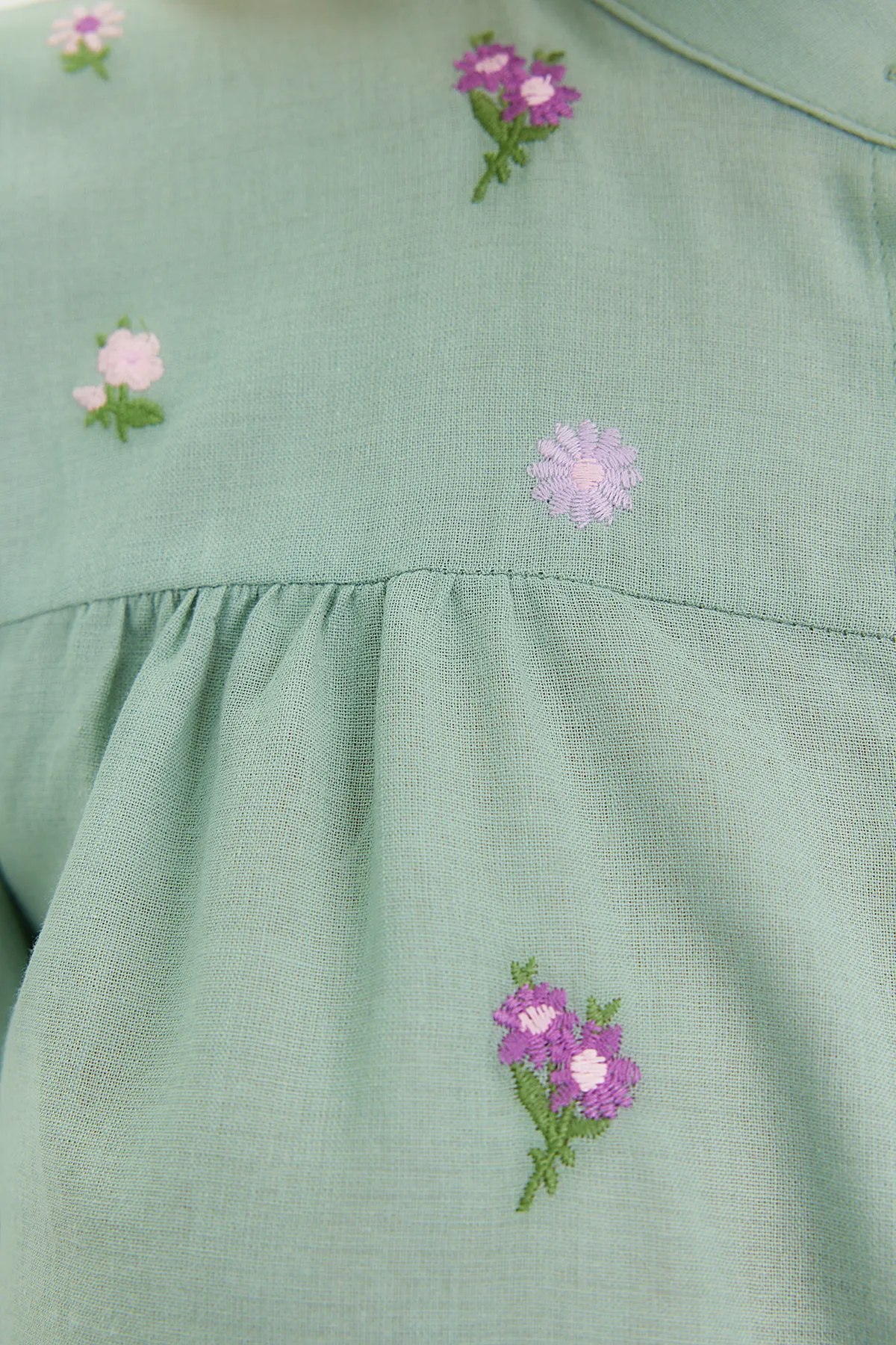 Trendyol Collection  Grüne Blumenstickerei - Regular Shirt mit Stickereidetails TWOSS23GO00152