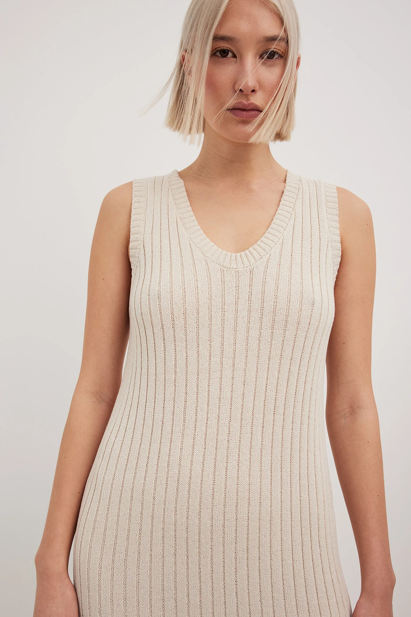 Geripptes Midikleid aus Strickstoff mit V-Ausschnitt