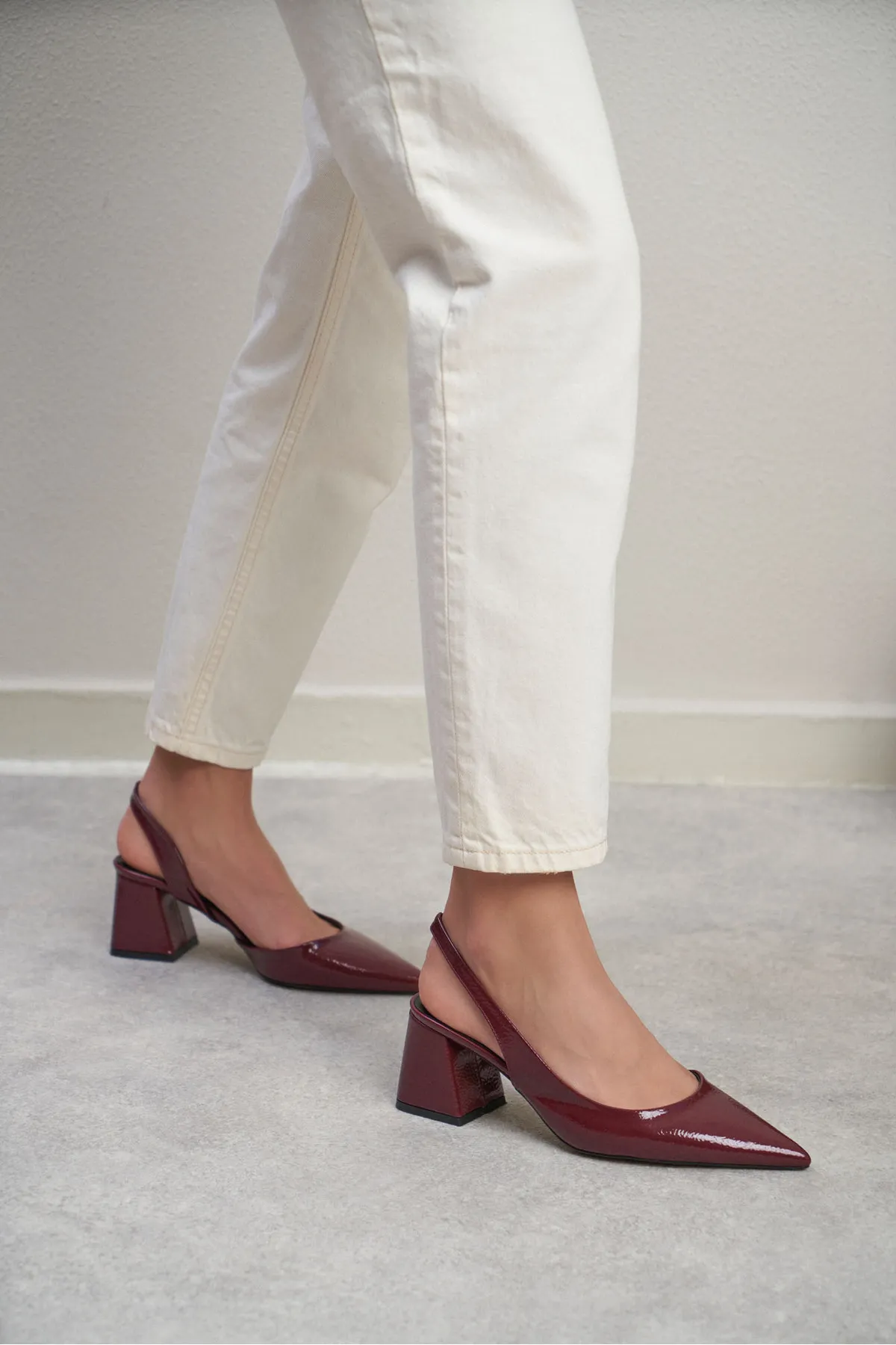 NİŞANTAŞI SHOES  Owen Claret Damen-Schuhe mit Absatz aus rotem Lackleder mit Riemendetail hinten und spitzer Zehenpartie