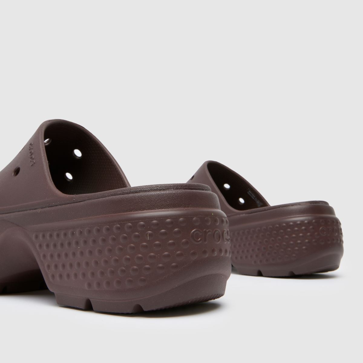 Crocs Stomp Slide szandál sötétbarna színben