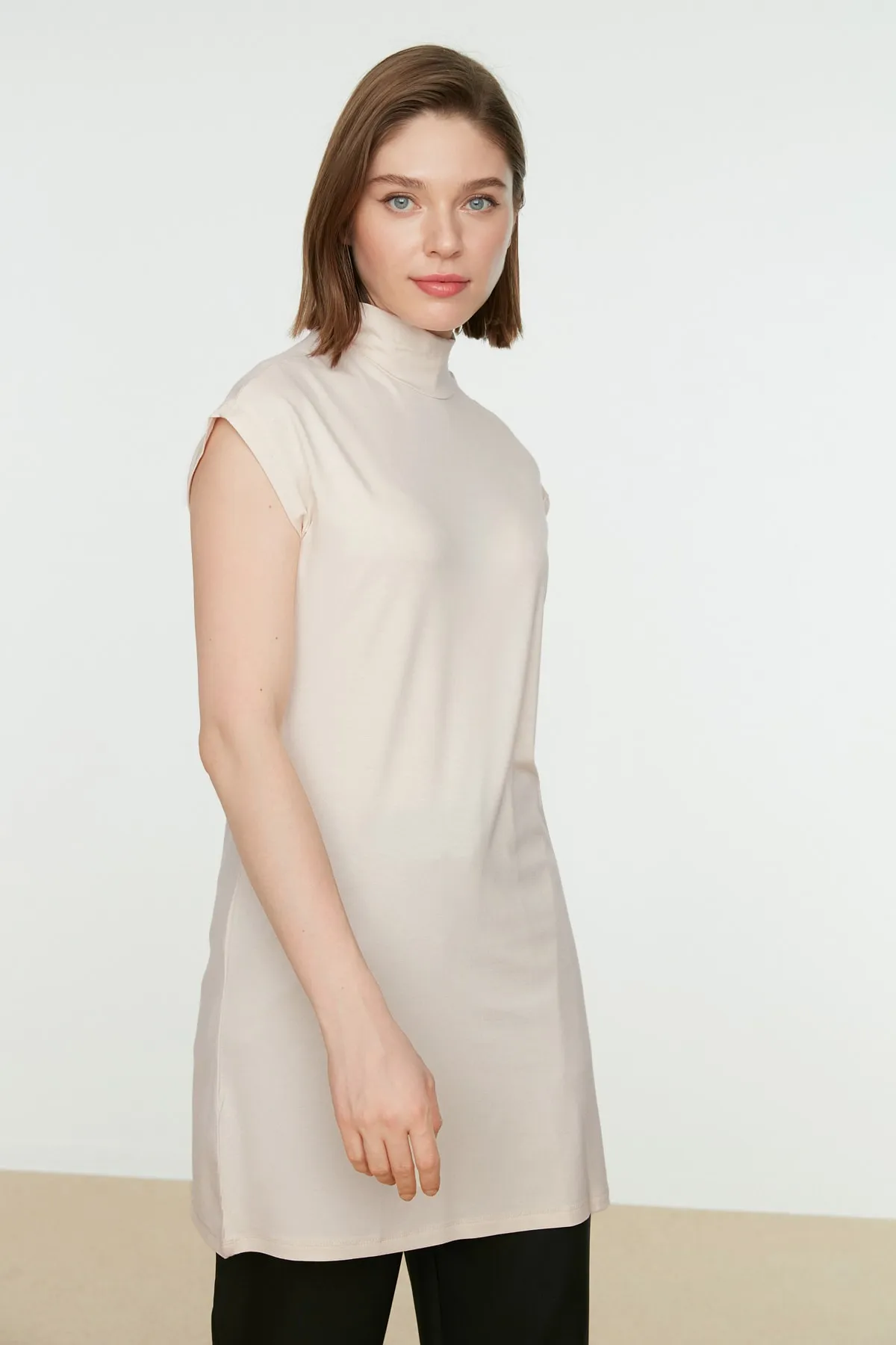 Trendyol Modest  Beige Stehkragen Ärmellose Strick Dessous Tunika TCTSS21TN0249
