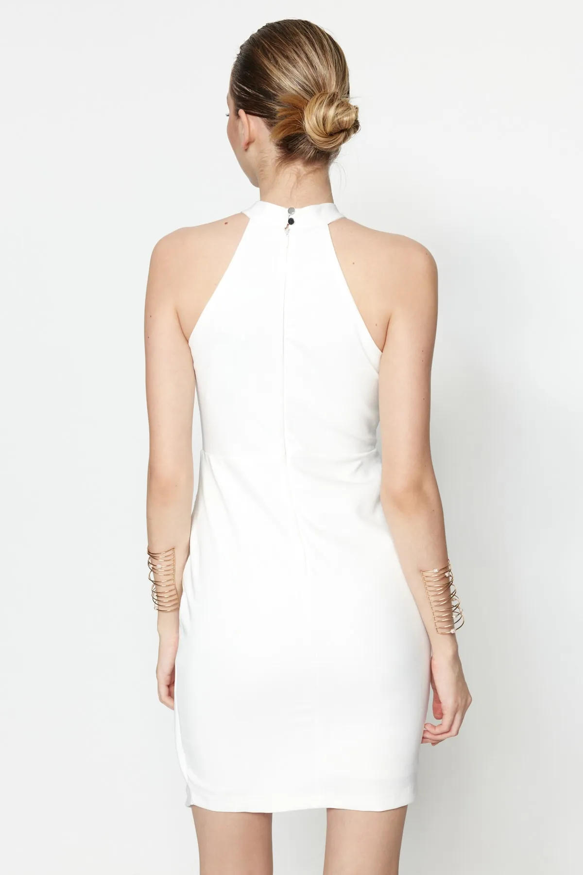 Trendyol Collection  Ecru, figurbetontes, gefüttertes, gewebtes Brautabendkleid TPRAW19BB0007