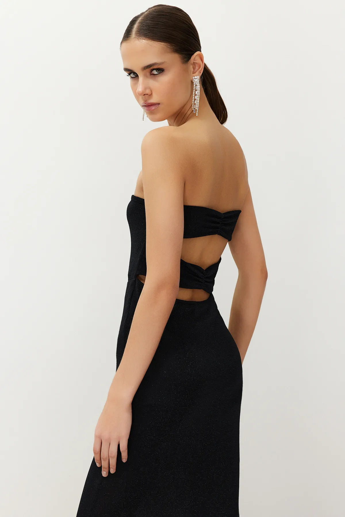 Trendyol Collection  Schwarzes, figurbetontes, gefüttertes, langes Abendkleid mit Glitzer TPRSS24AE00114
