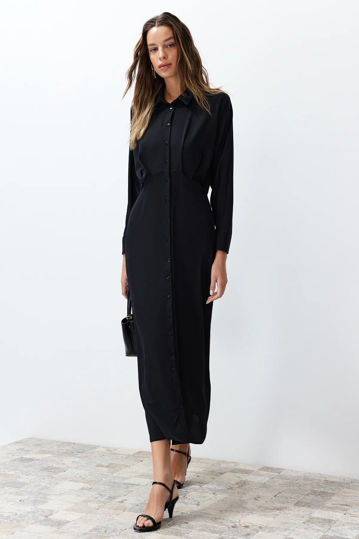 Trendyol Modest  Schwarzes, gewebtes Hemdkleid mit Taillendetails TCTSS24EB00011