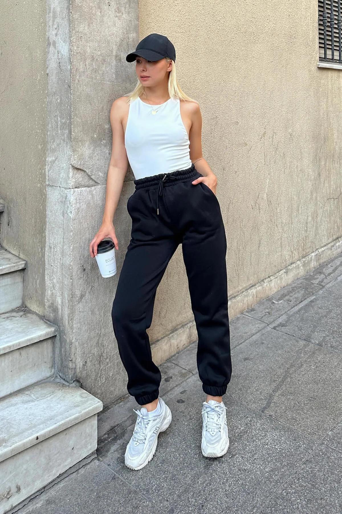 Swist  Schwarze Damen-Jogginghose mit hohem Bund und elastischem Bund innen