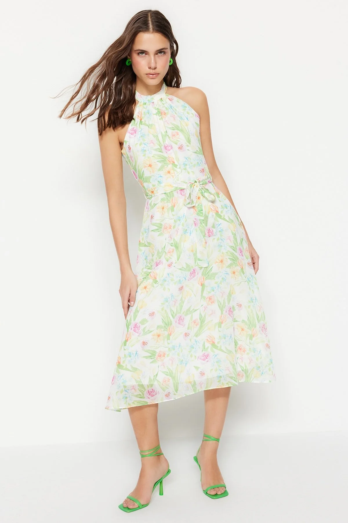Trendyol Collection  Ecrufarbenes, gewebtes A-Linien-Midikleid mit Gürtel und gefüttertem Blumenmuster TWOSS20EL2536