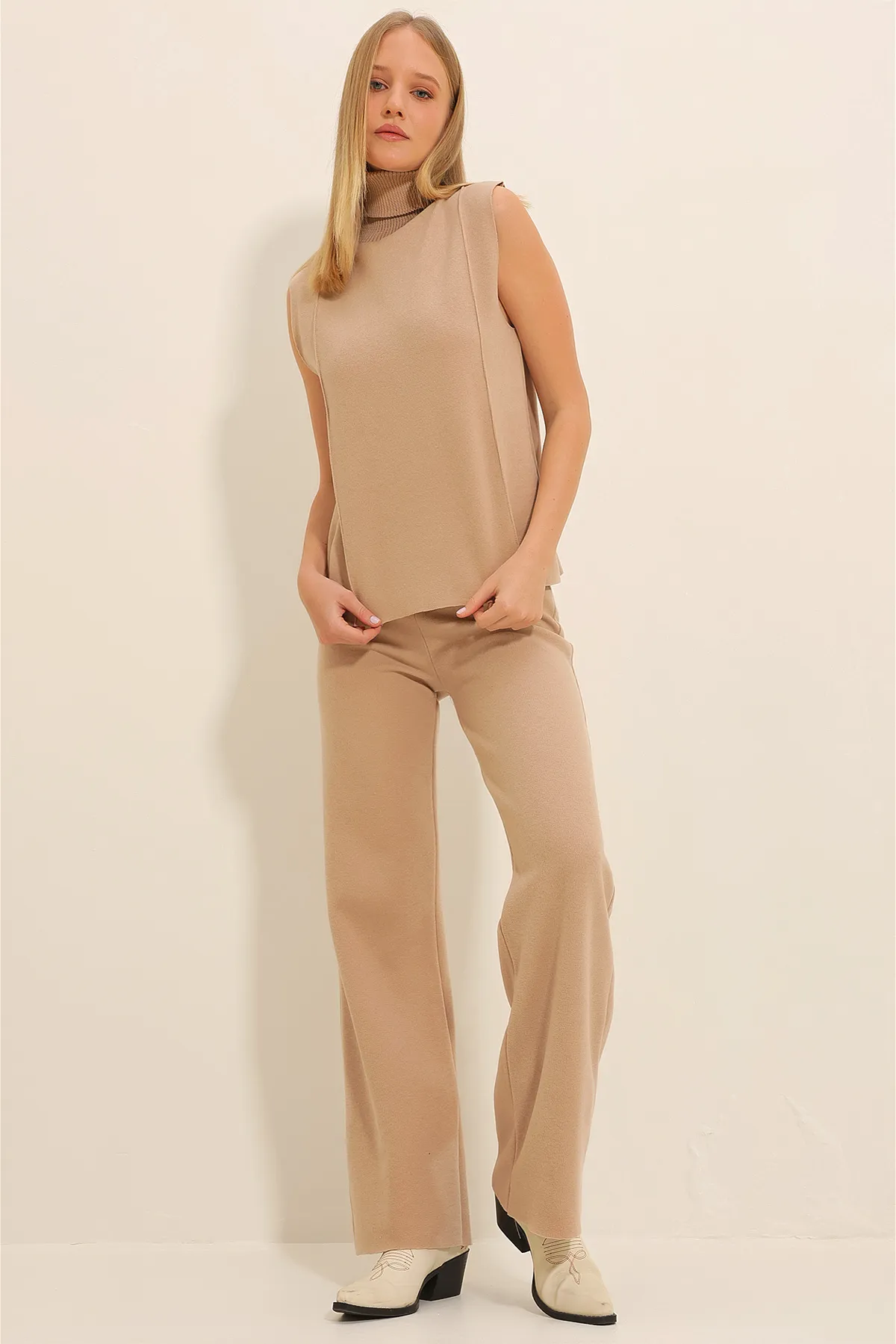 Trend Alaçatı Stili  Damen-Anzug in Beige mit Rollkragen, vorne genäht, Thessaloniki-Strickstrickhose, Pullover-Anzug ALC-X11302