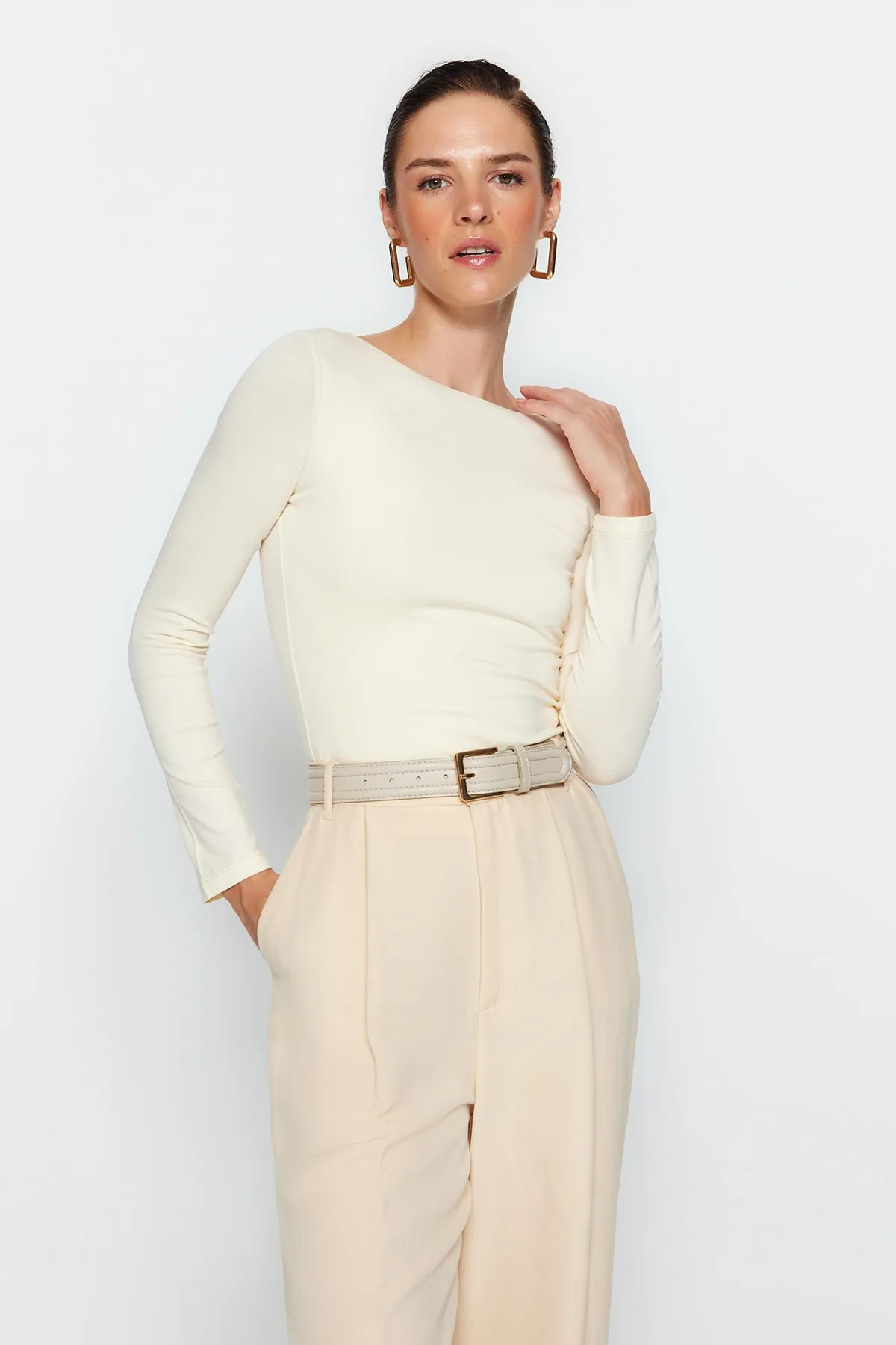 Trendyol Collection  Eng anliegende, dehnbare Strickbluse aus steinfarbener, dehnbarer Baumwolle mit U-Boot-Ausschnitt TWOAW24BZ00166