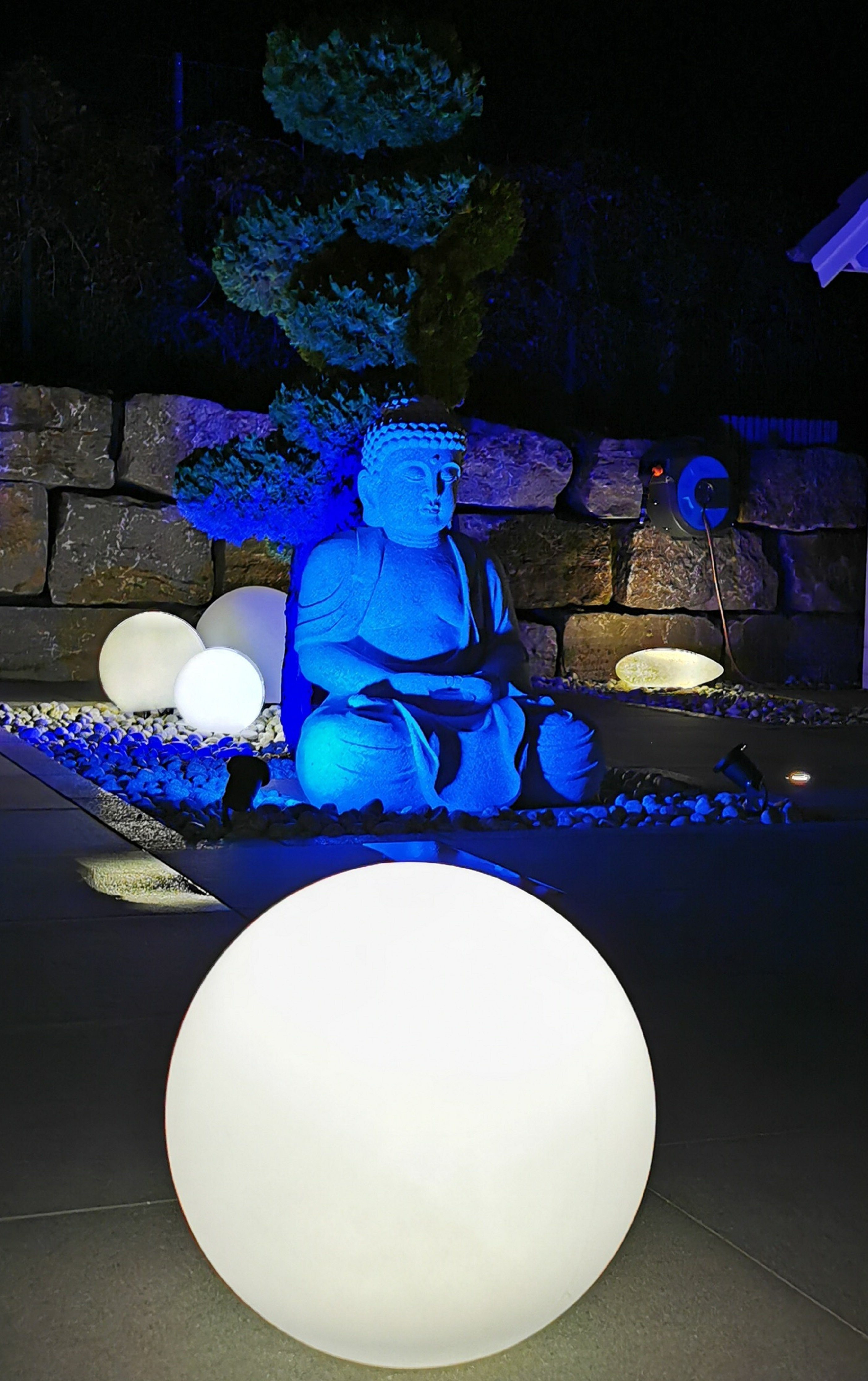 TRANGO LED Gartenleuchte, 3er Set 253040WB IP65 Gartenkugel in Weiß matt mit 25/30/40cm Durchmesser *SNOW* Kugelleuchte inkl. je 1x 4-5 Watt E27 LED Leuchtmittel & je ca. 5 Meter IP44 Kabel, Gartenleuchte, Leuchtkugel