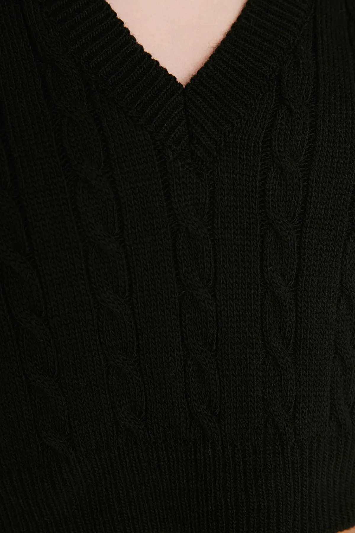 Trendyol Collection  Schwarzer kurzer Strickpullover mit V-Ausschnitt TWOAW22BZ0049