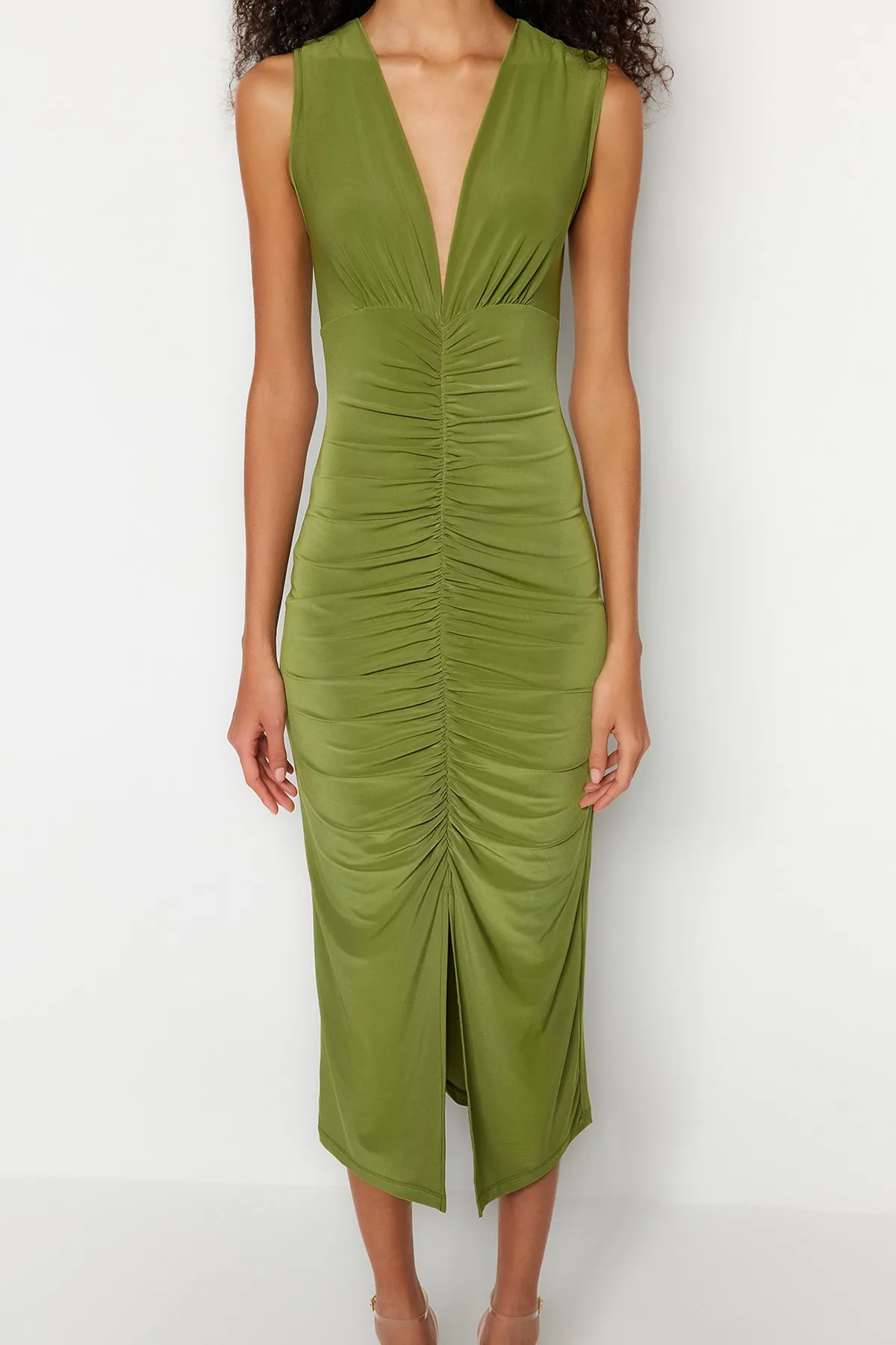 Trendyol Collection  Grünes tailliertes/figurbetontes Midi-Bleistiftkleid aus flexiblem Strick mit Raffung TWOSS23EL00751