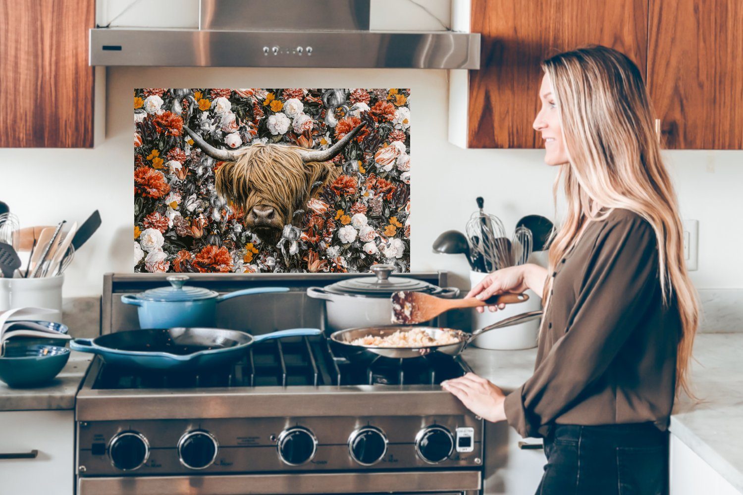 MuchoWow Küchenrückwand Schottischer Highlander - Blumen - Schwarz - Weiß, (1-tlg), 60x40 cm, Herdblende aus Wandschutz, Temperaturbeständig küchen